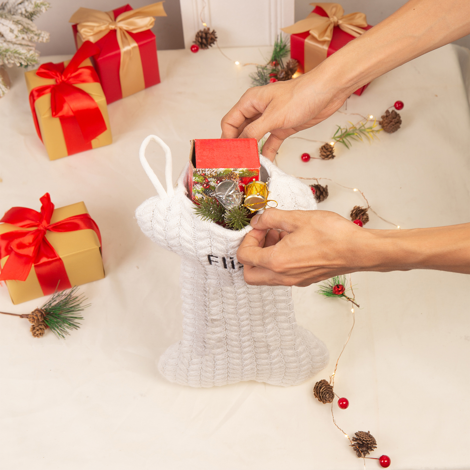 Decorazione Natalizia Personalizzata - Calza di Natale in Tessuto Lavorato a Maglia, Forma di Osso, 3 Colori - Personalizzabile con 1 Nome - Regalo di Natale per Famiglia | Jessemade