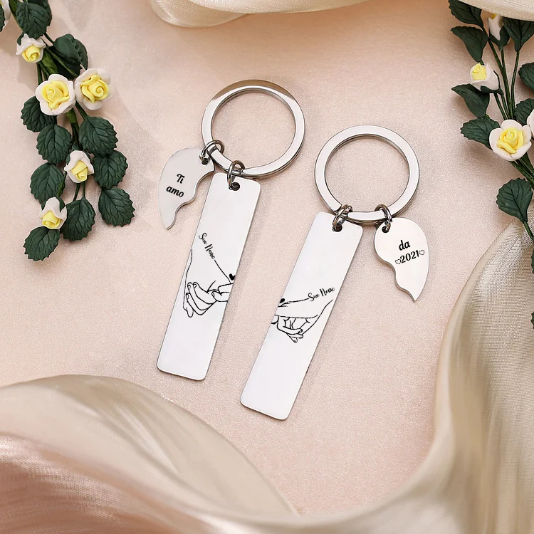 2PCS Portachiavi personalizzato con 2 nomi e 1 anno mano nella mano