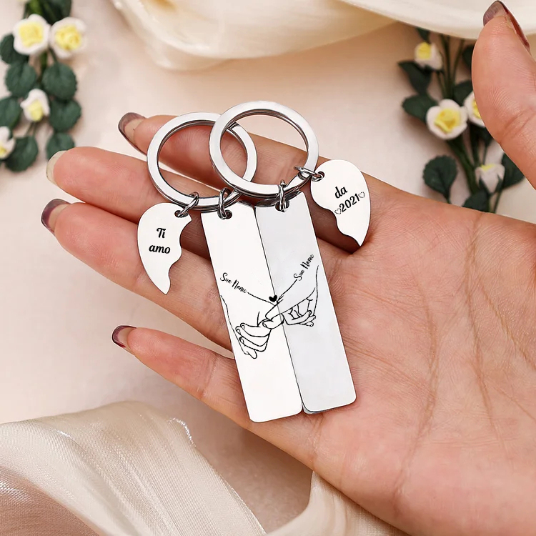 2PCS Portachiavi personalizzato con 2 nomi e 1 anno mano nella mano
