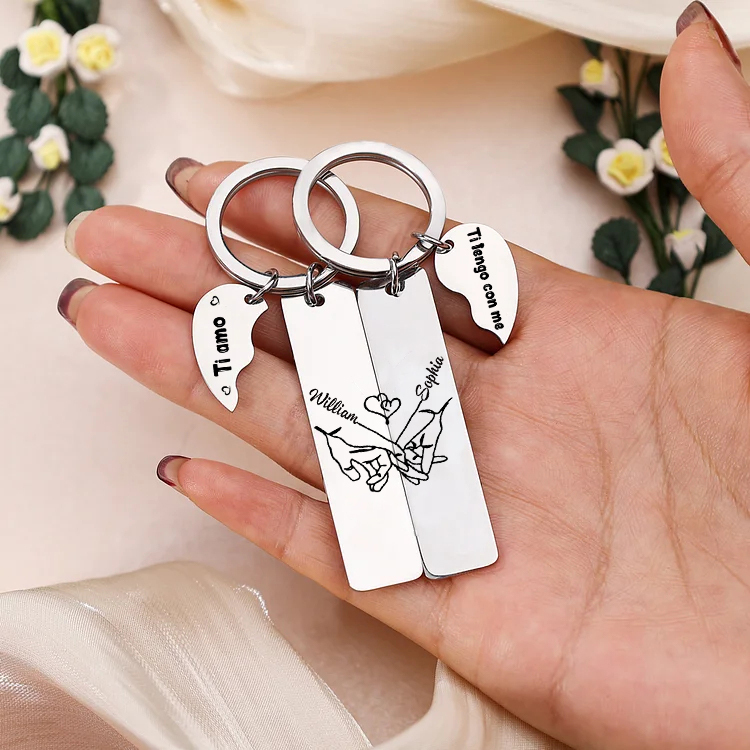 2PCS Portachiavi personalizzato con 2 nomi e 2 testi mano nella mano