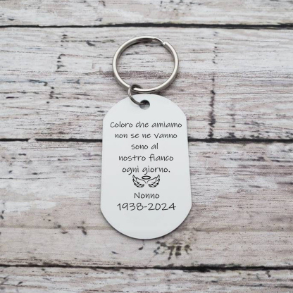 Portachiavi commemorativo personalizzato con 1 foto, 1 nome e 1 data - "Sono al nostro fianco ogni giorno"