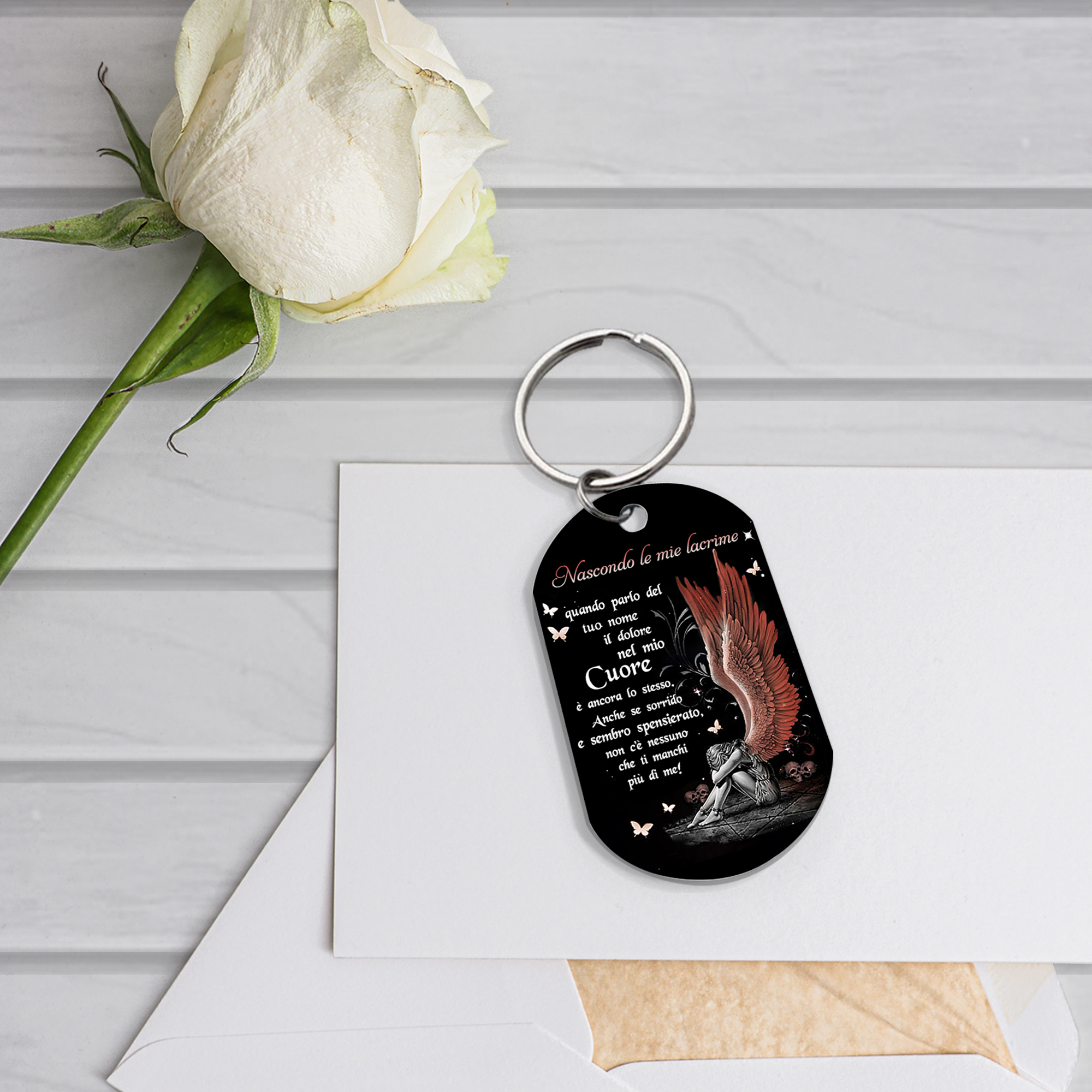 Portachiavi commemorativo personalizzato con ali d'angelo, regalo per ricordare i propri cari: "Nascondo le mie lacrime quando parlo del tuo nome".