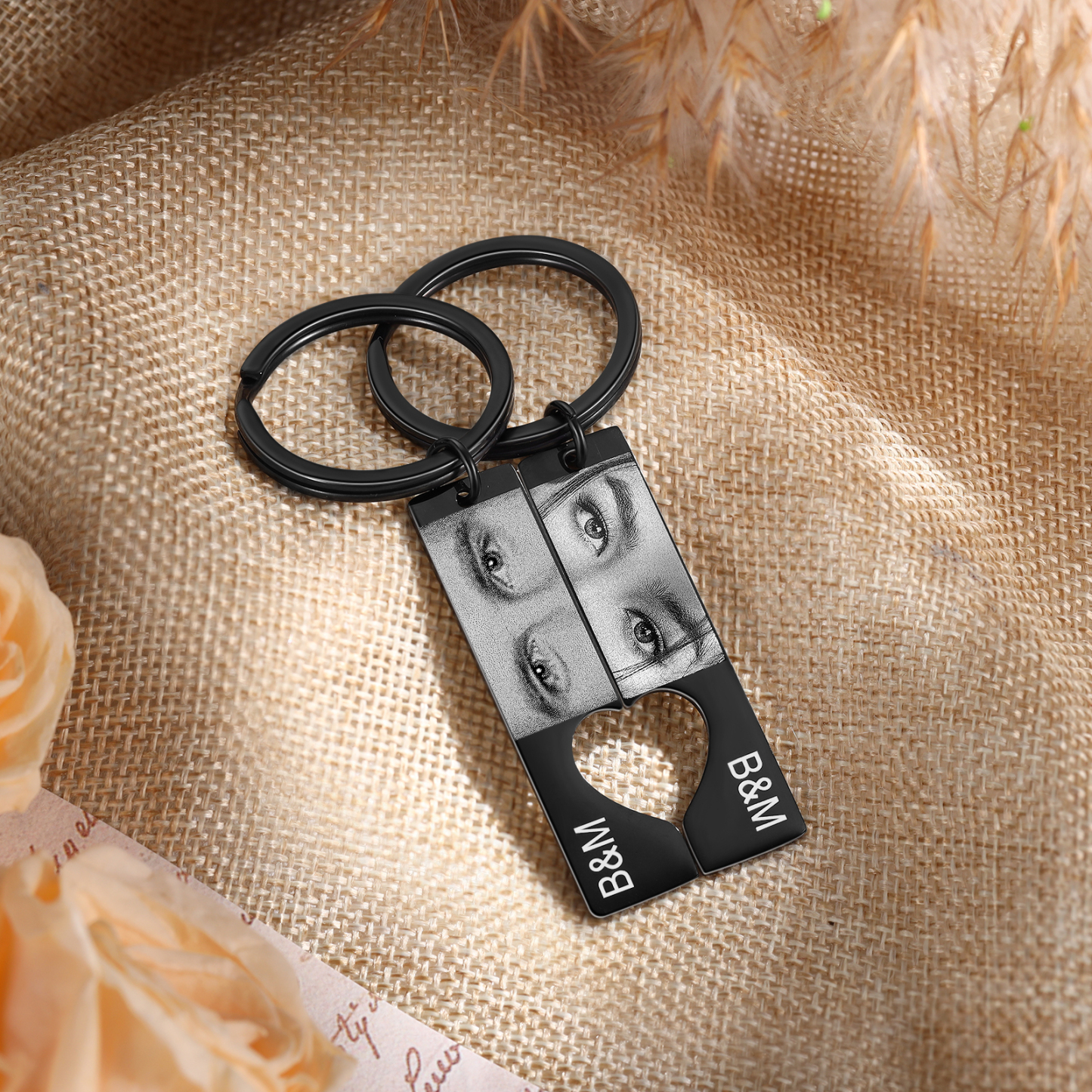 Portachiavi Personalizzato a Forma di Cuore in Acciaio Inossidabile - 2 Lettere e 2 Foto Incise - Regalo di San Valentino per Lei/Lui | Jessemade