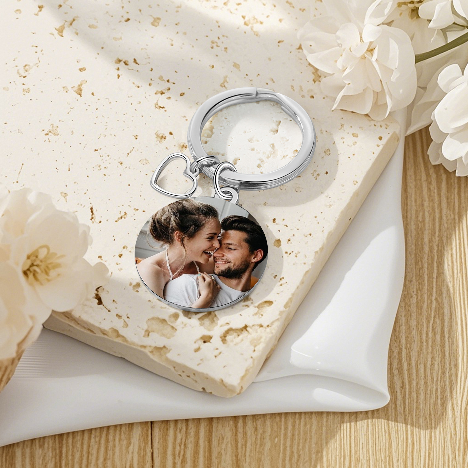 Portachiavi Personalizzato con 1 Foto - "Tra due cuori che si amano non servono parole" Design Cuore per Coppie, Regalo di San Valentino per Lei/Lui | Jessemade