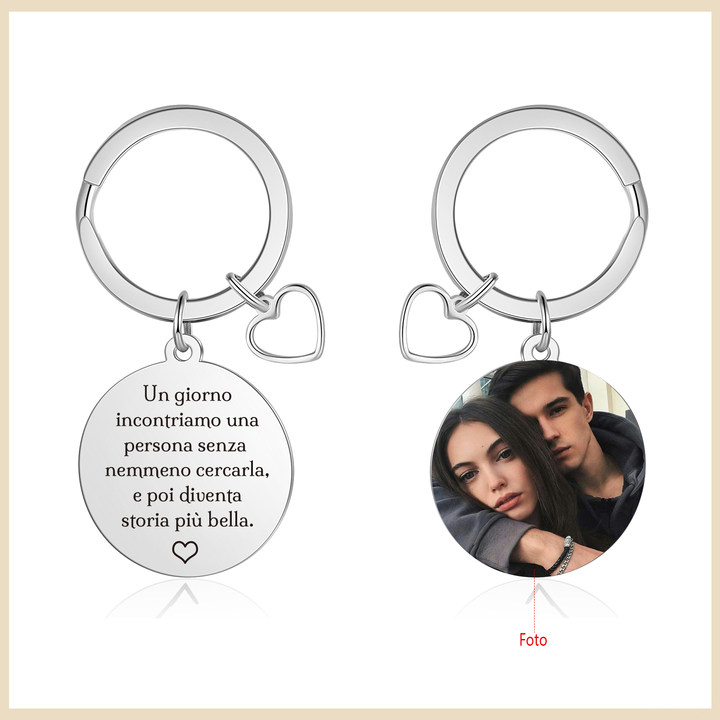 Portachiavi Personalizzato con 1 Foto - "Un giorno incontriamo una persona..." Design Cuore per Coppie, Regalo di San Valentino per Lei/Lui | Jessemade