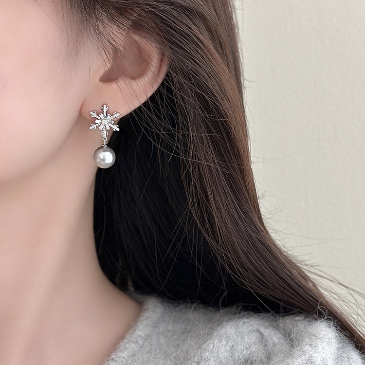 Elegant Snowflake Earrings with Pearls – Perfect Family Christmas Gift