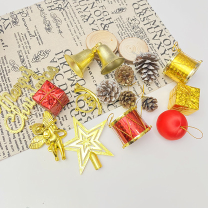 Set di Decorazioni Natalizie con Campanelle, Pacchetti Regalo e Stelle
