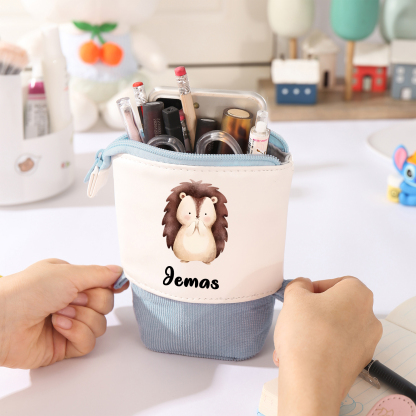 Jessemade IT Astuccio per matite personalizzato con 1 nome e 1 veicolo da costruzione regalo per scuola elementare bambini