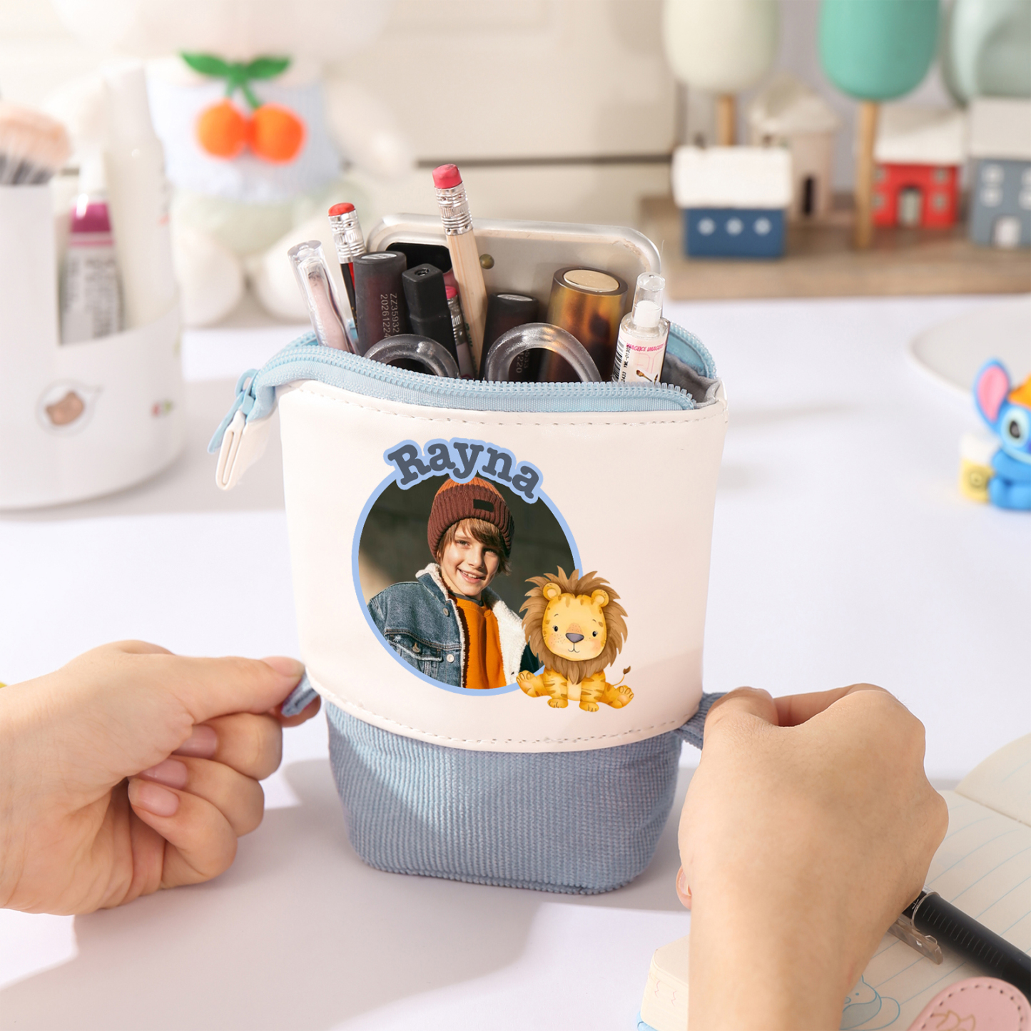 Jessemade IT Astuccio per matite personalizzato con 1 nome e 1 veicolo da costruzione regalo per scuola elementare bambini