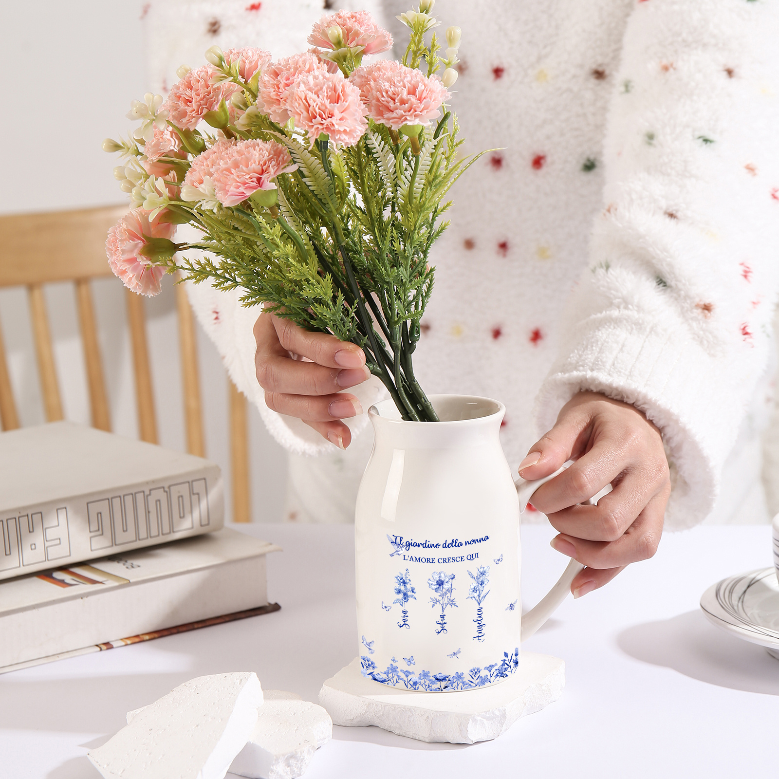 Vaso in ceramica personalizzato Il giardino della nonna a forma di brocca, motivo floreale blu e bianco
