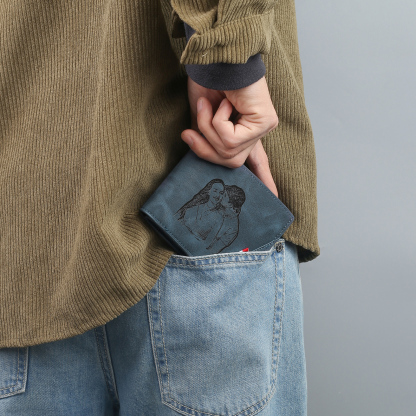 Set Regalo Personalizzato per Coppie: Portafoglio Uomo in Similpelle con Foto, Nome e Iniziale & Portafoglio Donna Blu con Foto e Iniziale & Portachiavi di Coppia con 2 Iniziali e Data & Biglietto d’Auguri | Jessemade