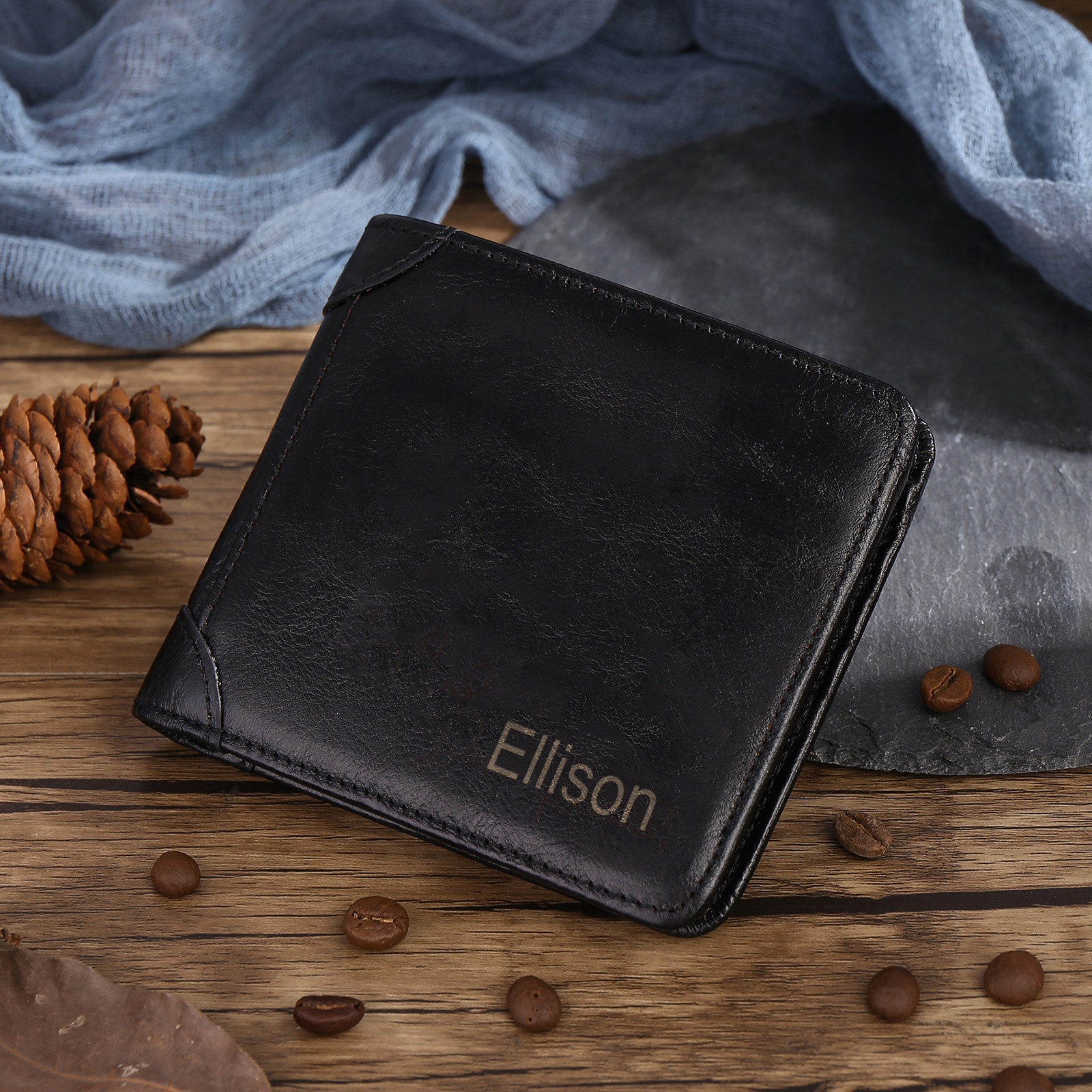 Portafoglio da Uomo in Pelle Bovino di Alta Qualità – Personalizzato con Nome e Lettera – 4 Colori Disponibili – Regalo Elegante per Papà | Jessemade