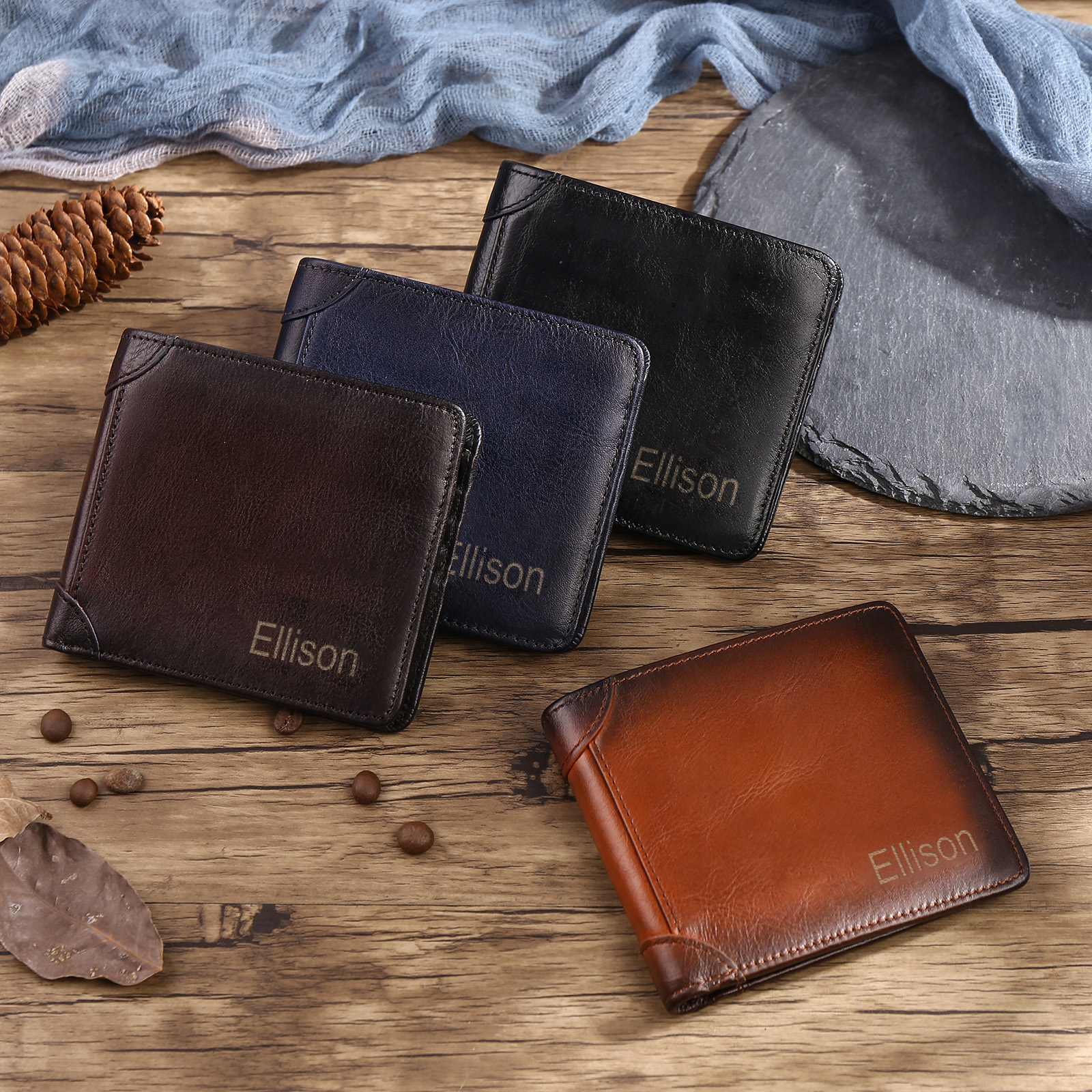 Portafoglio da Uomo in Pelle Bovino di Alta Qualità – Personalizzato con Nome e Lettera – 4 Colori Disponibili – Regalo Elegante per Papà | Jessemade