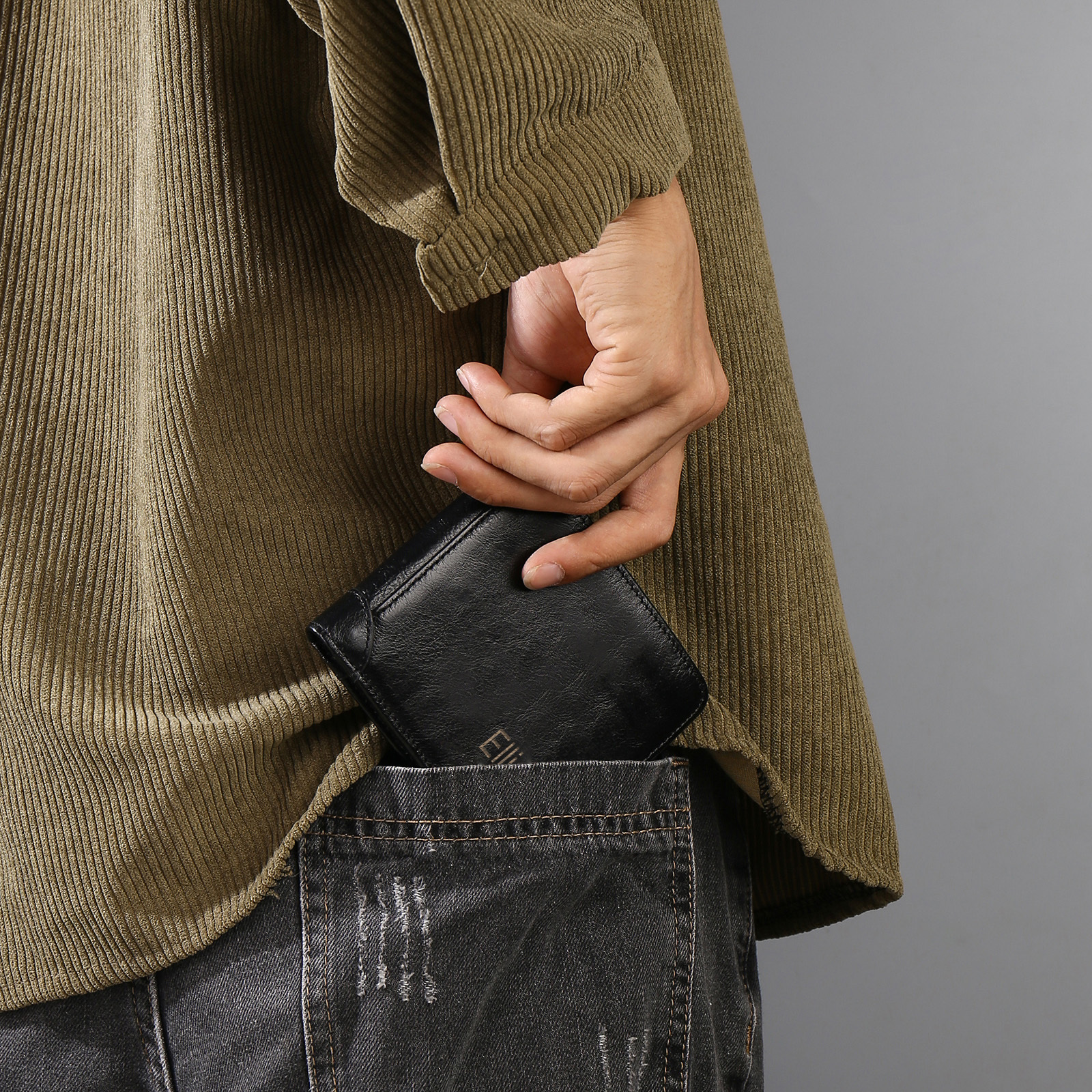 Portafoglio da Uomo in Pelle Bovino di Alta Qualità – Personalizzato con Nome e Lettera – 4 Colori Disponibili – Regalo Elegante per Papà | Jessemade