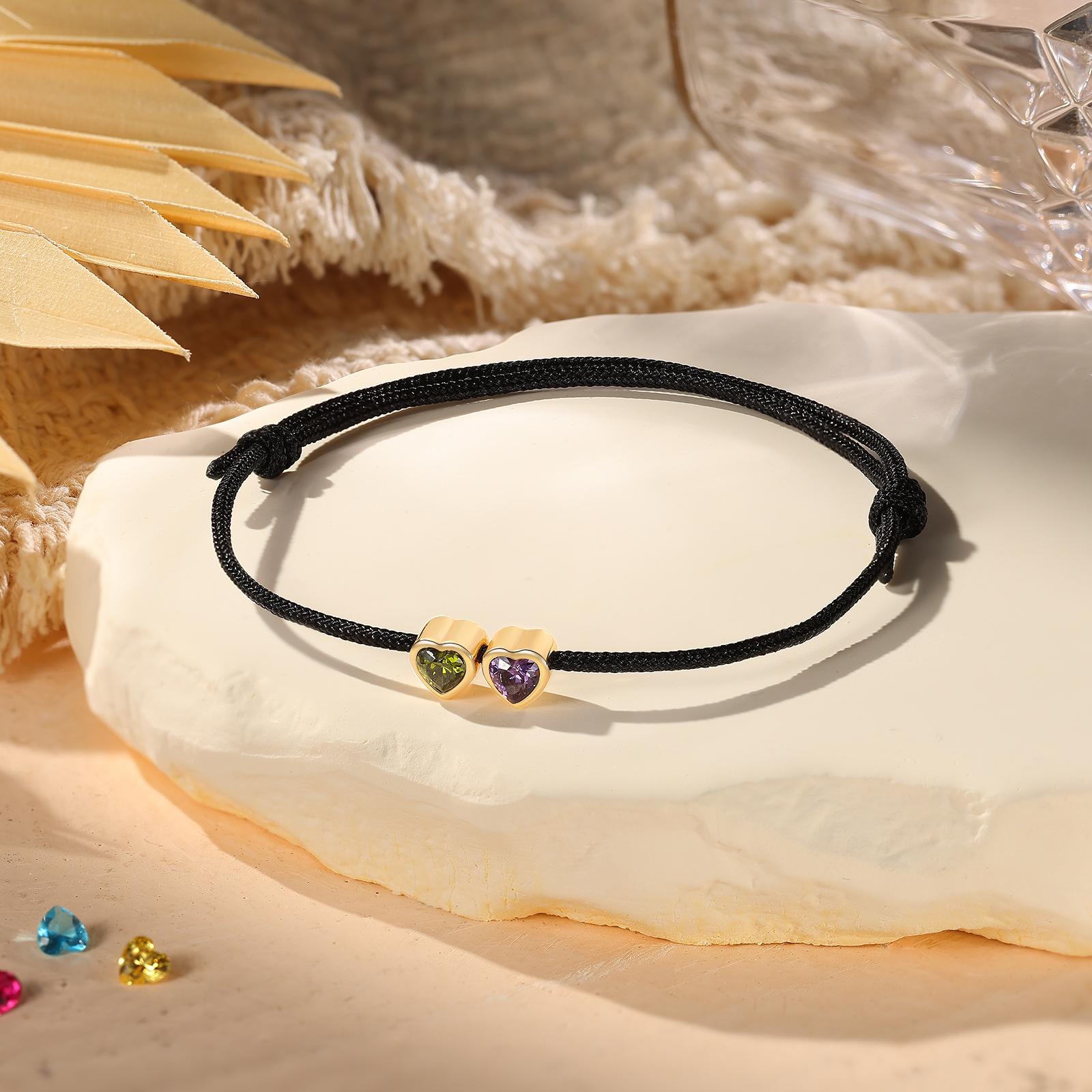 Bracciale personalizzato con cordino regolabile con da 2 a 5 pietre portafortuna di nascita a forma di cuore