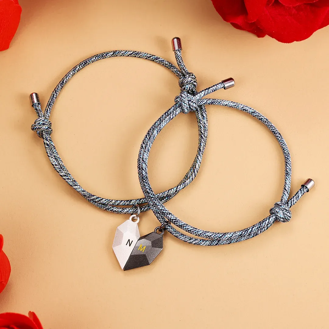 Set Coppia Portachiavi e Braccialetti Personalizzati – Con 2 Date e 4 Lettere – Regalo di San Valentino per Lei/Lui | Jessemade