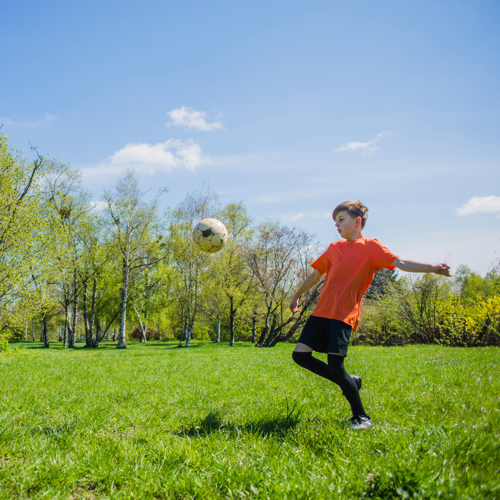 La "Coppa del Mondo di Calcio" è uno dei tornei sportivi più prestigiosi e seguiti a livello globale. In italiano, è conosciuta come "Coppa del Mondo di Calcio" o "Campionato Mondiale di Calcio". Questo torneo viene organizzato dalla FIFA (Federazione Internazionale del Calcio) ogni quattro anni e coinvolge le squadre nazionali di calcio di tutto il mondo.

La Coppa del Mondo rappresenta l'apice del calcio internazionale, un'occasione in cui le squadre nazionali si sfidano per ottenere il titolo di campione del mondo. Il torneo offre l'opportunità alle nazioni di dimostrare le loro abilità calcistiche e competere al massimo livello, attirando l'attenzione di milioni di appassionati di calcio in tutto il mondo.

Le squadre partecipanti competono attraverso una serie di fasi di qualificazione e finalmente attraverso i match della fase a eliminazione diretta. Il torneo culmina nella finale, dove le due squadre rimanenti si sfidano per conquistare il titolo di campione del mondo. Il trofeo della Coppa del Mondo è uno dei premi più ambiti nel mondo dello sport e simboleggia l'eccellenza nel calcio internazionale.

La Coppa del Mondo non è solo uno spettacolo sportivo, ma anche un evento che unisce culture e nazioni. Durante il torneo, le persone di diverse nazionalità si riuniscono per sostenere le proprie squadre e condividere l'entusiasmo per il calcio. La passione e l'energia dei tifosi contribuiscono a rendere questo evento un'esperienza unica e indimenticabile.

Ogni edizione della Coppa del Mondo crea momenti epici, ricordi indelebili e storie di trionfo e sconfitta. È un torneo che trasmette emozioni intense e promuove lo spirito di competizione sportiva e di unità tra le nazioni.
Presentiamo con orgoglio la "Collana Maestà Calcio" - un regalo straordinario che una madre affettuosa offre al suo amato figlio, un omaggio tanto alla loro connessione quanto alla passione condivisa per il calcio italiano.

Questa collana maschile, realizzata nello stile iconico della catena cubana, è una dichiarazione di forza e stile. Ogni maglia è lavorata con maestria, creando un effetto liscio e lucido che attira l'attenzione e riflette la luce in modo elegante. La collana si appoggia delicatamente sulla pelle, offrendo un tocco di lusso quotidiano che ricorda il legame speciale tra madre e figlio.

La collana è abbellita da un pendente a forma di medaglia, sul quale è inciso un disegno stilizzato del calcio nazionale italiano. Questo simbolo del calcio italiano non solo rappresenta la passione per il gioco, ma riflette anche l'orgoglio nazionale e l'unità che il calcio è in grado di creare tra le persone. Il pendente è il centro di attenzione, un emblema di amore e connessione tra madre e figlio.

La collana è presentata in una scatola elegante, curata nei minimi dettagli. All'interno, una carta stampata con il simbolo del calcio nazionale italiano aggiunge un tocco di autenticità e orgoglio nazionale. Questa collana non è solo un accessorio, ma un segno tangibile dell'amore e dell'orgoglio che una madre sente per il suo figlio e la loro passione condivisa per il calcio.

Ogni volta che il figlio indossa la "Collana Maestà Calcio", sentirà il legame forte e affettuoso con sua madre. Questa collana è una testimonianza visibile del loro amore e della loro connessione unica. Che si tratti di una partita di calcio o di una giornata comune, questa collana sarà un simbolo costante dell'amore materno e della passione condivisa per il calcio italiano.


La storia del calcio italiano è una saga appassionante che abbraccia oltre un secolo di avventure, trionfi e sfide. Il calcio, introdotto in Italia nel tardo XIX secolo dai pionieri britannici, ha rapidamente catturato il cuore dei italiani e si è trasformato in una passione nazionale profonda e duratura.

Nel 1898, il calcio iniziò a organizzarsi con la fondazione della Federazione Italiana Giuoco Calcio (FIGC), che divenne l'organismo di governo del calcio in Italia. Le prime partite ufficiali si svolsero all'inizio del XX secolo, e presto nacquero i primi club calcistici. Il primo campionato italiano venne giocato nel 1898, ma il torneo non fu ancora regolare o nazionale.

Nel corso dei decenni successivi, il calcio italiano crebbe in popolarità e importanza. Nel 1929, la Serie A fu fondata come massima divisione del calcio italiano, unificando i vari campionati regionali in un torneo nazionale. Da allora, la Serie A è diventata una delle leghe di calcio più competitive e rispettate al mondo.

La Serie A ha visto l'emergere di leggende calcistiche, giocatori come Giuseppe Meazza, Paolo Maldini, Roberto Baggio e molti altri che hanno lasciato un'impronta indelebile nella storia del calcio italiano. I club come Juventus, Milan, Inter, Napoli e Roma hanno costruito rivalità accese e hanno portato la Serie A alla ribalta internazionale.

Negli anni '80 e '90, il calcio italiano ha goduto di un periodo d'oro. I club italiani dominavano le competizioni europee, portando a casa numerose Coppe dei Campioni (ora UEFA Champions League) e Coppe UEFA (ora UEFA Europa League). Inoltre, la nazionale italiana ha trionfato nella Coppa del Mondo nel 1934, 1938, 1982 e 2006, facendo la storia e catturando l'immaginazione di milioni di appassionati.

Tuttavia, il calcio italiano non è stato immune da controversie e scandali. Nel 2006, uno scandalo di calcioscommesse ha scosso il mondo del calcio italiano, portando a sanzioni e ristrutturazioni profonde nel sistema calcistico del paese.

Oggi, la Serie A rimane uno dei campionati calcistici più seguiti al mondo, con una ricca storia di competizione accesa, talento straordinario e momenti indimenticabili. L'orgoglio nazionale e la passione dei tifosi italiani continuano a bruciare, alimentando la crescita e l'evoluzione di questo straordinario sport che è radicato nel cuore della cultura italiana.

Una delle squadre di calcio più famose e riconosciute a livello internazionale è la Juventus Football Club, conosciuta semplicemente come Juventus o Juve. Fondata nel 1897, la Juventus è una delle squadre più antiche d'Italia e del mondo. Il suo logo, un toro rampante, è diventato un simbolo di forza e successo nel calcio.

La Juventus è stata una potenza dominante nel calcio italiano, con un record di vittorie nella Serie A che rimane impressionante. La squadra ha conquistato numerosi titoli di campione nazionale e ha stabilizzato una presenza costante nelle competizioni europee. Nel corso degli anni, ha prodotto una serie di talenti eccezionali e ha avuto alcuni dei calciatori più iconici nella sua rosa, inclusi giocatori come Michel Platini, Roberto Baggio, Alessandro Del Piero e Paolo Maldini.

La squadra ha la sua base nello stadio Allianz Stadium a Torino, dove i tifosi, noti come "bianconeri", si riuniscono per sostenere la loro squadra con grande passione e devozione. La maglia a strisce bianche e nere della Juventus è diventata riconoscibile in tutto il mondo, ed è indossata con orgoglio dai giocatori mentre affrontano sfide nazionali ed internazionali.

La Juventus non è solo famosa per i suoi trionfi sul campo, ma anche per la sua capacità di attirare attenzione globale e per la sua vasta base di tifosi. La squadra è un'icona del calcio italiano e rappresenta la dedizione, la passione e l'orgoglio che circondano questo sport nel paese.

L'eredità della Juventus nel calcio italiano e mondiale è indiscutibile, con una storia ricca di successi e una base di tifosi fedeli che continuano a sostenere la squadra attraverso ogni sfida.