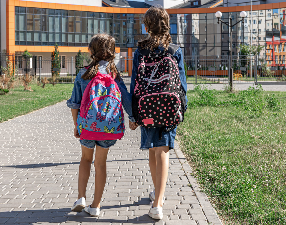 Introducing the "Back-to-School Buddy" - il portachiavi per zaino perfetto per accompagnare i bambini nel loro ritorno a scuola con gioia e stile!

Questo portachiavi è come un piccolo compagno di avventure, pronto ad aggiungere un tocco di personalità all'ancora vuoto zaino. È personalizzabile con il nome del bambino, inciso con cura per renderlo unico e speciale.

Sospeso dal portachiavi, troverai una raccolta di adorabili disegni di animali. C'è una dolce farfalla dai colori vivaci, pronta a volare accanto ai sogni del bambino. Un tenero orsetto si aggrappa al suo albero, simbolo di forza e amicizia. E cosa dire del simpatico pinguino che tiene un libro tra le zampe, rappresentando la gioia dell'apprendimento e dell'esplorazione?

Ogni dettaglio è stato curato con attenzione per creare un portachiavi che catturi l'attenzione dei piccoli e li faccia sorridere ogni volta che lo vedono. I colori sono vibranti e accattivanti, attirando l'occhio dei bambini e suscitando la loro curiosità.

Questo portachiavi può essere facilmente agganciato allo zaino grazie al suo anello resistente. Così, mentre i bambini attraversano le porte della scuola, il loro portachiavi personalizzato li accompagnerà come un fedele amico, pronti a condividere avventure e momenti speciali.

Il "Back-to-School Buddy" non è solo un semplice portachiavi, ma un modo per rendere questo ritorno a scuola ancora più speciale. È un'opportunità per i bambini di esprimere la propria individualità e di portare con sé un po' di allegria ovunque vadano.

Sia che sia appeso a uno zaino o tenuto in mano con orgoglio, questo portachiavi sarà un ricordo delle avventure scolastiche, dei nuovi amici e delle scoperte. Rappresenta l'inizio di un nuovo capitolo, ricco di opportunità e di affascinanti storie da vivere.

Certo! "Il Piccolo Principe" (in francese "Le Petit Prince") è una meravigliosa storia scritta da Antoine de Saint-Exupéry. È un racconto che parla di avventure, scoperte e amicizia, e può affascinare anche i bambini con il suo mondo fantastico.

La storia parla di un piccolo principe che vive su un piccolo pianeta e viaggia da un luogo all'altro, incontrando strani personaggi e imparando importanti lezioni di vita. Il Piccolo Principe è un personaggio curioso e affascinante, con un cuore puro e un desiderio di scoprire il mondo e le persone.

Durante i suoi viaggi, il Piccolo Principe incontra un pilota in difficoltà nel deserto e inizia a raccontargli le sue avventure. Insieme, i due condividono esperienze, scoprono pianeti unici abitati da personaggi stravaganti e imparano importanti lezioni sul valore dell'amicizia, dell'amore e della cura per gli altri.

La storia affronta temi profondi e universali, come l'importanza di vedere oltre le apparenze, la necessità di prendersi cura dell'ambiente e delle persone che amiamo, e l'importanza di coltivare relazioni sincere.

"Il Piccolo Principe" è un racconto che può ispirare i bambini a vedere il mondo con occhi nuovi, a riflettere su ciò che è davvero importante nella vita e a comprendere il valore delle connessioni umane. È una storia che può far sorridere e riflettere allo stesso tempo, e che rimane nel cuore di chiunque la legga, indipendentemente dall'età.