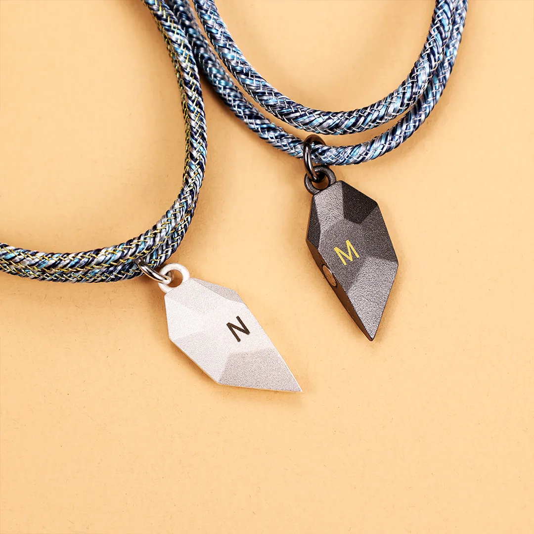 Set Coppia Portachiavi e Braccialetti Personalizzati – Con 2 Date e 4 Lettere – Regalo di San Valentino per Lei/Lui | Jessemade