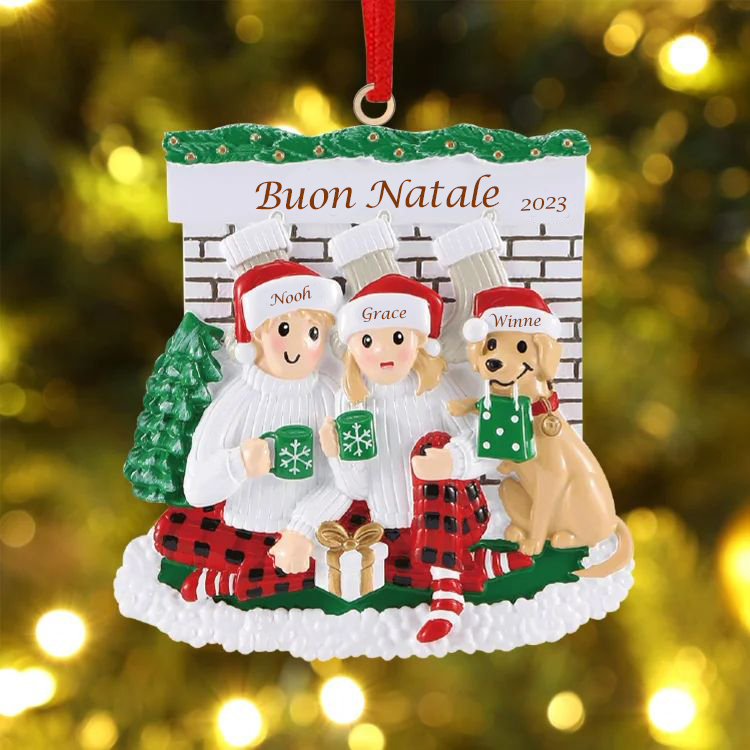Famiglia sotto il camino-Ciondolo 2023 per albero di Natale 3 nomi personalizzabili