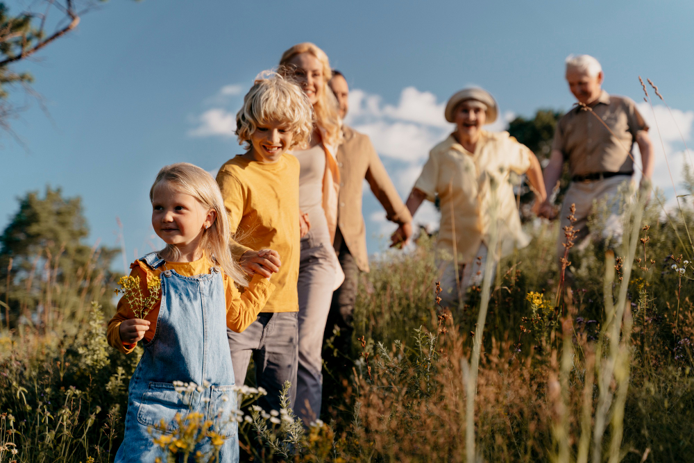 L'arrivo del primo bambino è un momento di profonda trasformazione nella vita dei genitori. È un'esperienza emozionante, coinvolgente e spesso travolgente. L'anticipazione e l'ansia si mescolano alla gioia e all'entusiasmo mentre si preparano ad accogliere il nuovo membro nella loro famiglia.

La gravidanza è un periodo di attesa carico di sentimenti contrastanti. I genitori affrontano cambiamenti fisici ed emotivi, affrontando le sfide con una miscela di gioia e preoccupazione. Ci sono momenti di connessione profonda, quando sentono per la prima volta il movimento del bambino nel grembo materno, e di ansia quando si pensa a come affrontare le responsabilità genitoriali.

L'arrivo del bambino porta con sé una serie di preparativi. La futura camera del bambino viene arredata e riempita di oggetti dolci e teneri. I genitori si impegnano in lunghe conversazioni su nomi, educare il bambino e i valori che vogliono instillargli.

Quando finalmente il bambino viene al mondo, il mix di gioia e fatica si intensifica. I genitori sperimentano momenti di pura meraviglia nel tenere il loro piccolo tra le braccia e vedere i suoi primi sorrisi e movimenti. Tuttavia, anche le notti insonni e le sfide dell'allattamento e del cambiare pannolini possono essere faticose.

In mezzo a tutte queste esperienze, i genitori si scoprono pronti ad amare in modi che non avevano mai immaginato. L'innocenza e la vulnerabilità del neonato li spingono a prendersi cura con affetto e dedizione. L'arrivo del primo bambino è il punto di partenza di un viaggio di crescita personale e familiare, arricchito dalla gioia, dalle sfide e dalla gratitudine di essere genitori.

Ecco due fiabe classiche italiane per bambini:

1. **Cenerentola**: La storia di Cenerentola, una giovane ragazza maltrattata dalla matrigna e dalle sorellastre, che grazie alla magia della sua fata madrina, riesce a partecipare al ballo reale e a conquistare il cuore del principe.

2. **Pinocchio**: La storia di un burattino di legno, creato dal falegname Geppetto, che prende vita e deve affrontare molte avventure e peripezie per diventare un vero ragazzo. Durante il suo viaggio, Pinocchio impara importanti lezioni sulla sincerità, la responsabilità e il valore della famiglia.

Entrambe queste fiabe sono amate da generazioni di bambini in Italia e in tutto il mondo, e insegnano importanti valori e lezioni di vita attraverso narrazioni affascinanti.

Questa adorabile collana personalizzata è perfetta per i più piccoli. Il ciondolo a forma di bambino carino cattura l'innocenza dell'infanzia. Puoi aggiungere un tocco speciale personalizzando il ciondolo con i loro nomi incisi delicatamente. La catenina sottolinea il design affettuoso, creando un pezzo di gioielleria unico che incanterà sia i bambini che i genitori.