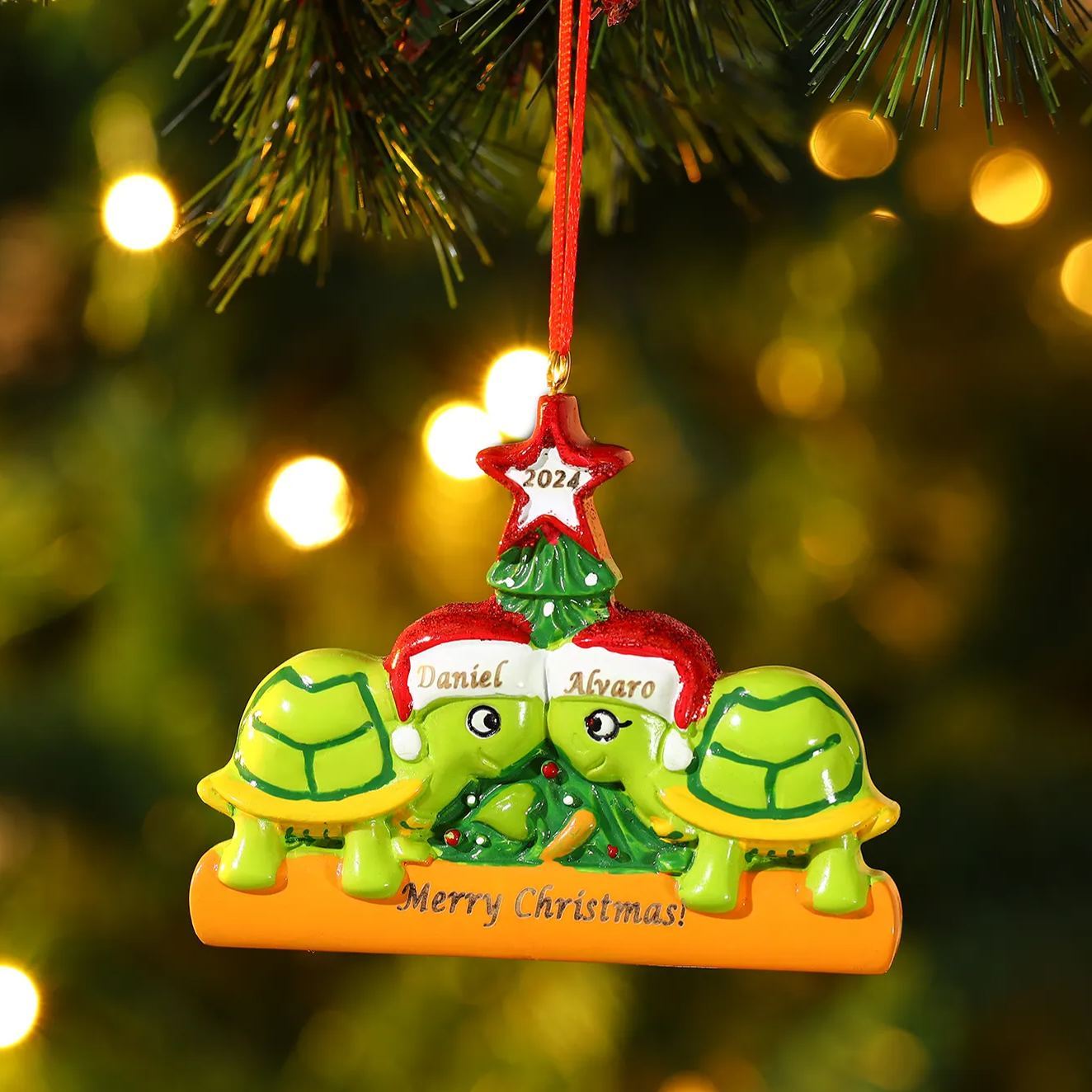 Ornamento Natalizio Personalizzato in Resina con Tartarughe - 2 Nomi, Anno e Testo Regalo di Natale per Famiglia | Jessemade