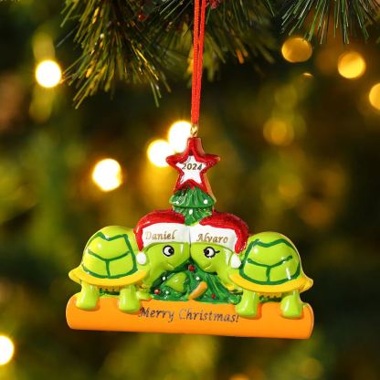 Ornamento Natalizio Personalizzato in Resina con Tartarughe - 2 Nomi, Anno e Testo Regalo di Natale per Famiglia | Jessemade