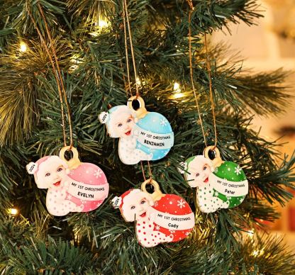 Ornamento Natalizio Personalizzato in Acrilico per il Primo Natale del Bambino con Foto, Nome, Data e Testo - Design Multicolore, Regalo di Natale per Famiglia | Jessemade