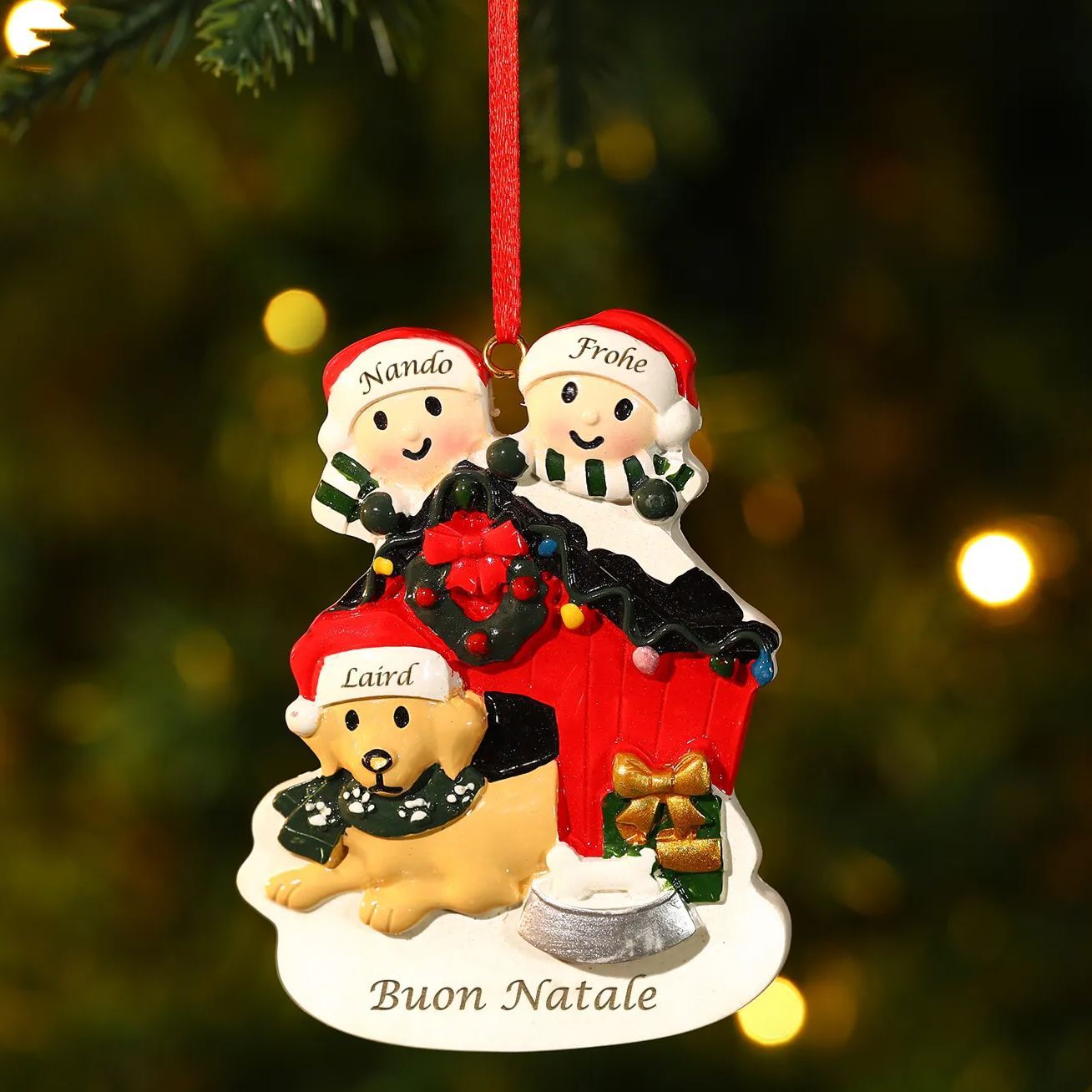 Decorazione Natalizia Personalizzata in Resina - Casetta di Natale Rossa con Pupazzi di Neve e Cagnolino - 3 Nomi Personalizzati e 1 Testo - Regalo di Natale per Famiglia | Jessemade