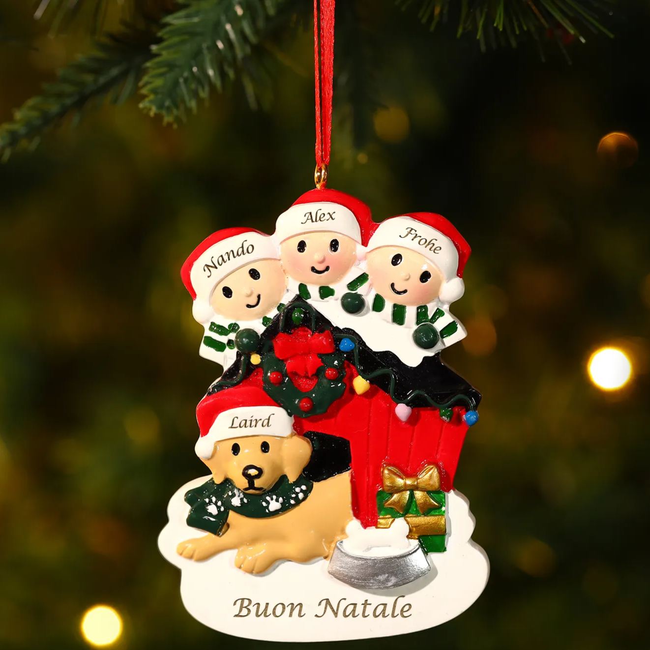 Decorazione Natalizia Personalizzata in Resina - Casetta di Natale Rossa con Pupazzi di Neve e Cagnolino - 4 Nomi Personalizzati e 1 Testo - Regalo di Natale per Famiglia | Jessemade