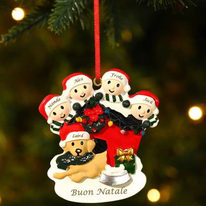 Decorazione Natalizia Personalizzata in Resina - Casetta di Natale Rossa con Pupazzi di Neve e Cagnolino - 5 Nomi Personalizzati e 1 Testo - Regalo di Natale per Famiglia | Jessemade
