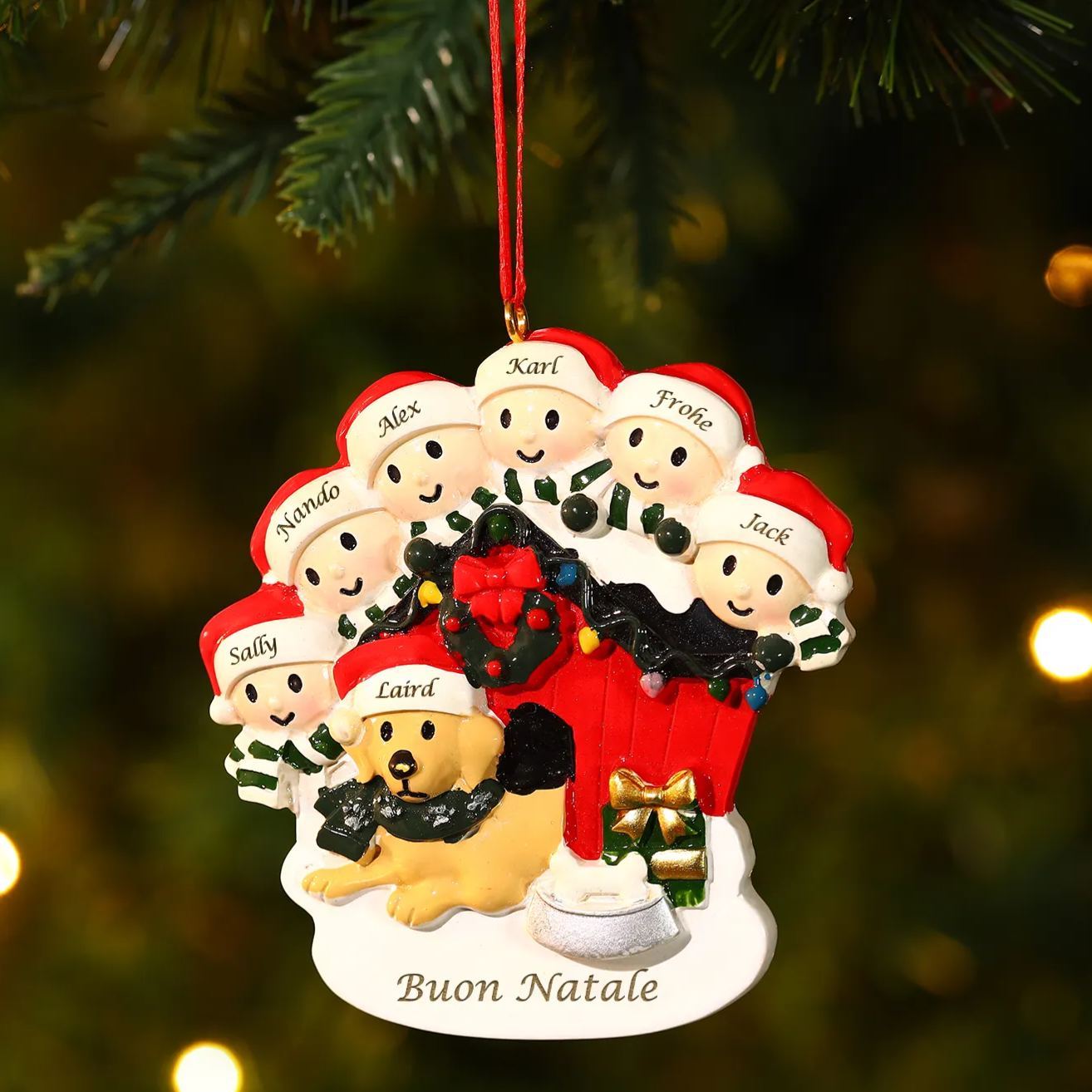 Decorazione Natalizia Personalizzata in Resina - Casetta di Natale Rossa con Pupazzi di Neve e Cagnolino - 7 Nomi Personalizzati e 1 Testo - Regalo di Natale per Famiglia | Jessemade