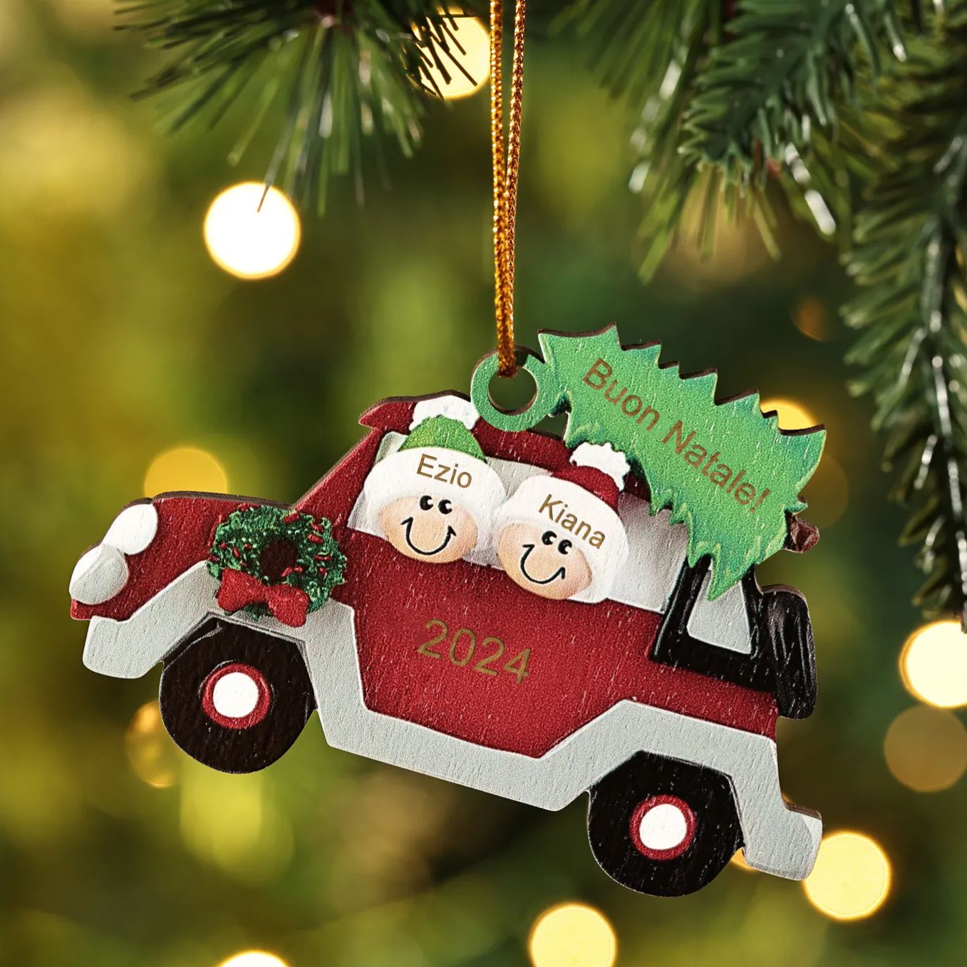 Decorazione Natalizia in Legno Personalizzata - Macchina Rossa, Albero di Natale e Personaggi - Personalizzabile con 2 Nomi, 1 Testo e una Data - Regalo di Natale per Famiglia | Jessemade