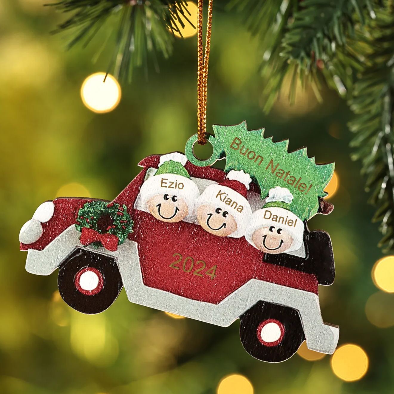 Decorazione Natalizia in Legno Personalizzata - Macchina Rossa, Albero di Natale e Personaggi - Personalizzabile con 3 Nomi, 1 Testo e una Data - Regalo di Natale per Famiglia | Jessemade