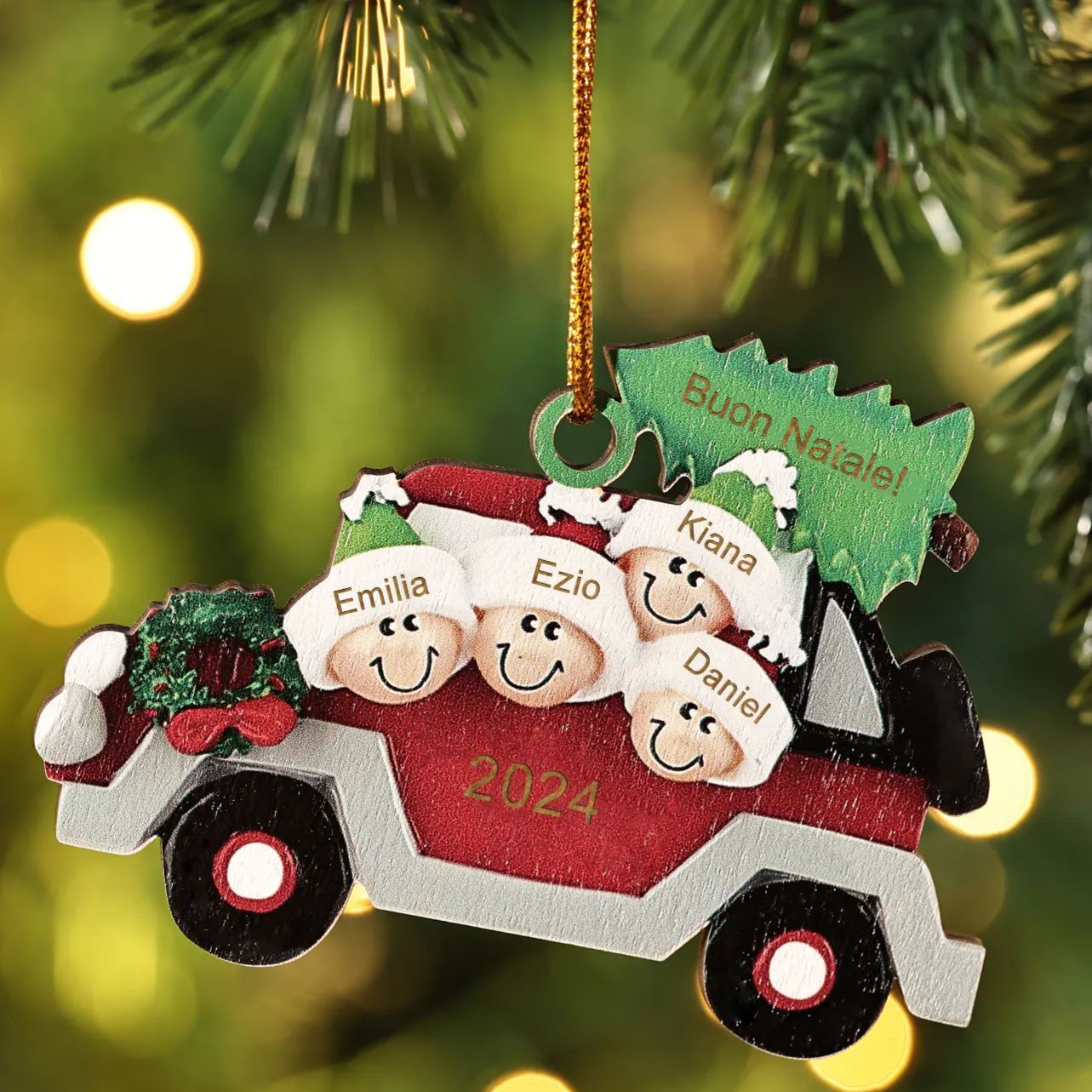 Decorazione Natalizia in Legno Personalizzata - Macchina Rossa, Albero di Natale e Personaggi - Personalizzabile con 4 Nomi, 1 Testo e una Data - Regalo di Natale per Famiglia | Jessemade