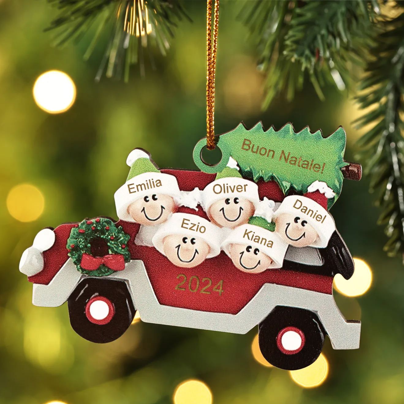 Decorazione Natalizia in Legno Personalizzata - Macchina Rossa, Albero di Natale e Personaggi - Personalizzabile con 5 Nomi, 1 Testo e una Data - Regalo di Natale per Famiglia | Jessemade