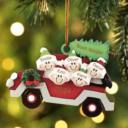 Decorazione Natalizia in Legno Personalizzata - Macchina Rossa, Albero di Natale e Personaggi - Personalizzabile con 5 Nomi, 1 Testo e una Data - Regalo di Natale per Famiglia | Jessemade