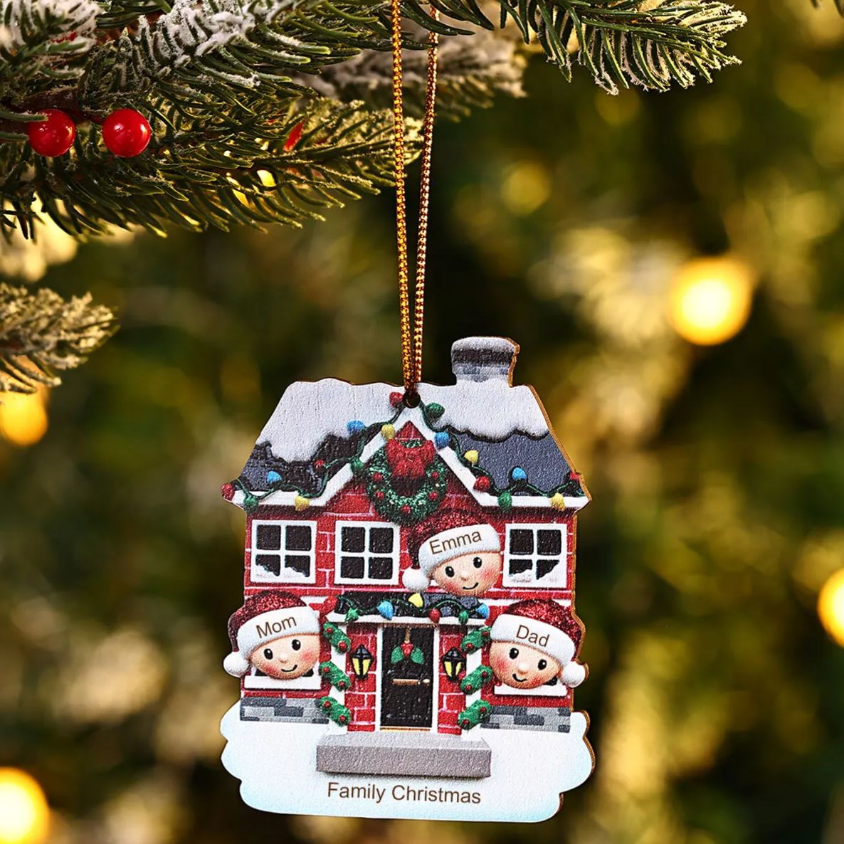 Decorazione Natalizia in Legno Personalizzata - Casetta Rossa & Personaggi - Personalizzabile con 3 Nomi e 1 Testo - Regalo di Natale per Famiglia | Jessemade