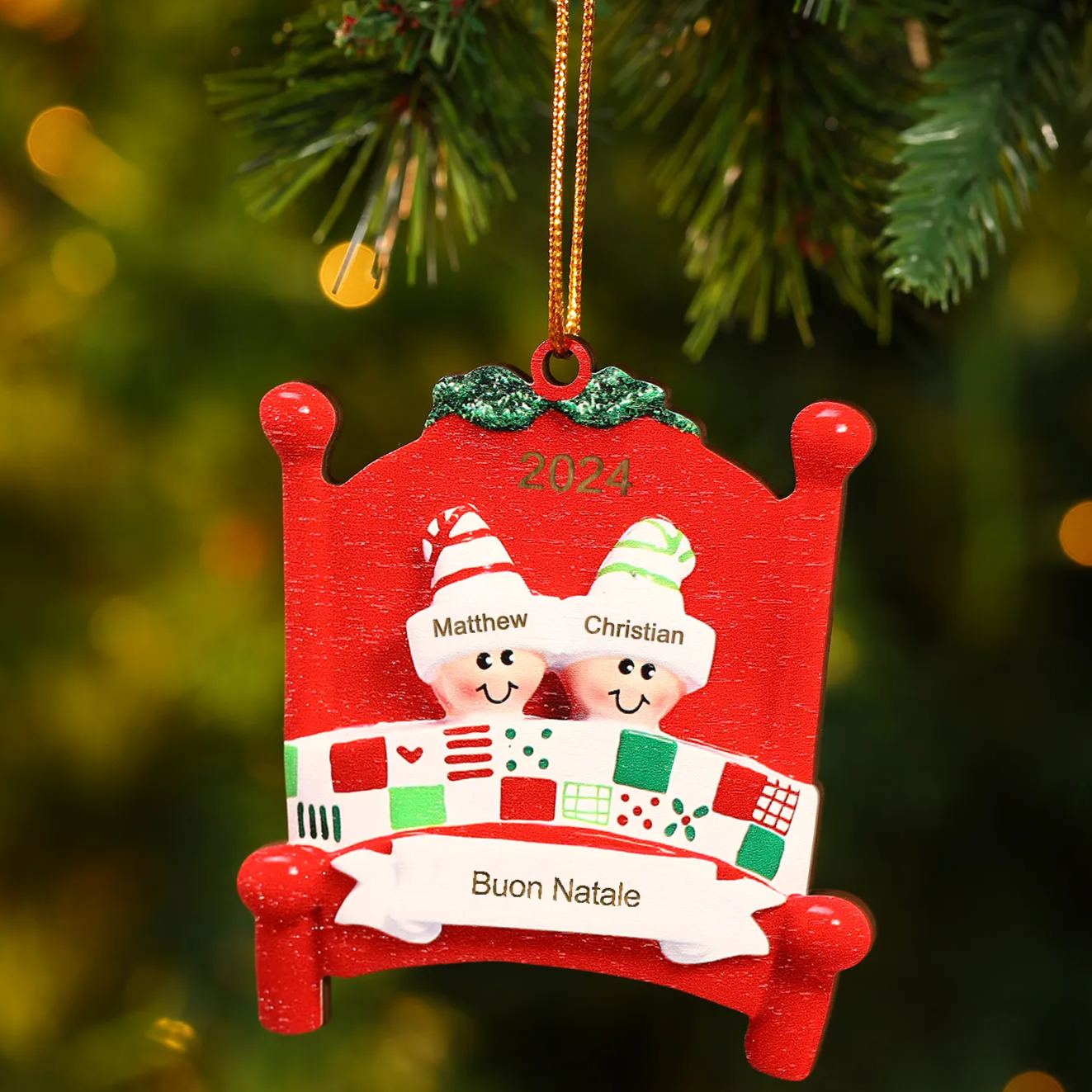 Decorazione Natalizia in Legno - Personalizza 2 Nomi, Testo e Data, Design Poltrona Accogliente, Regalo di Natale per Famiglia | Jessemade