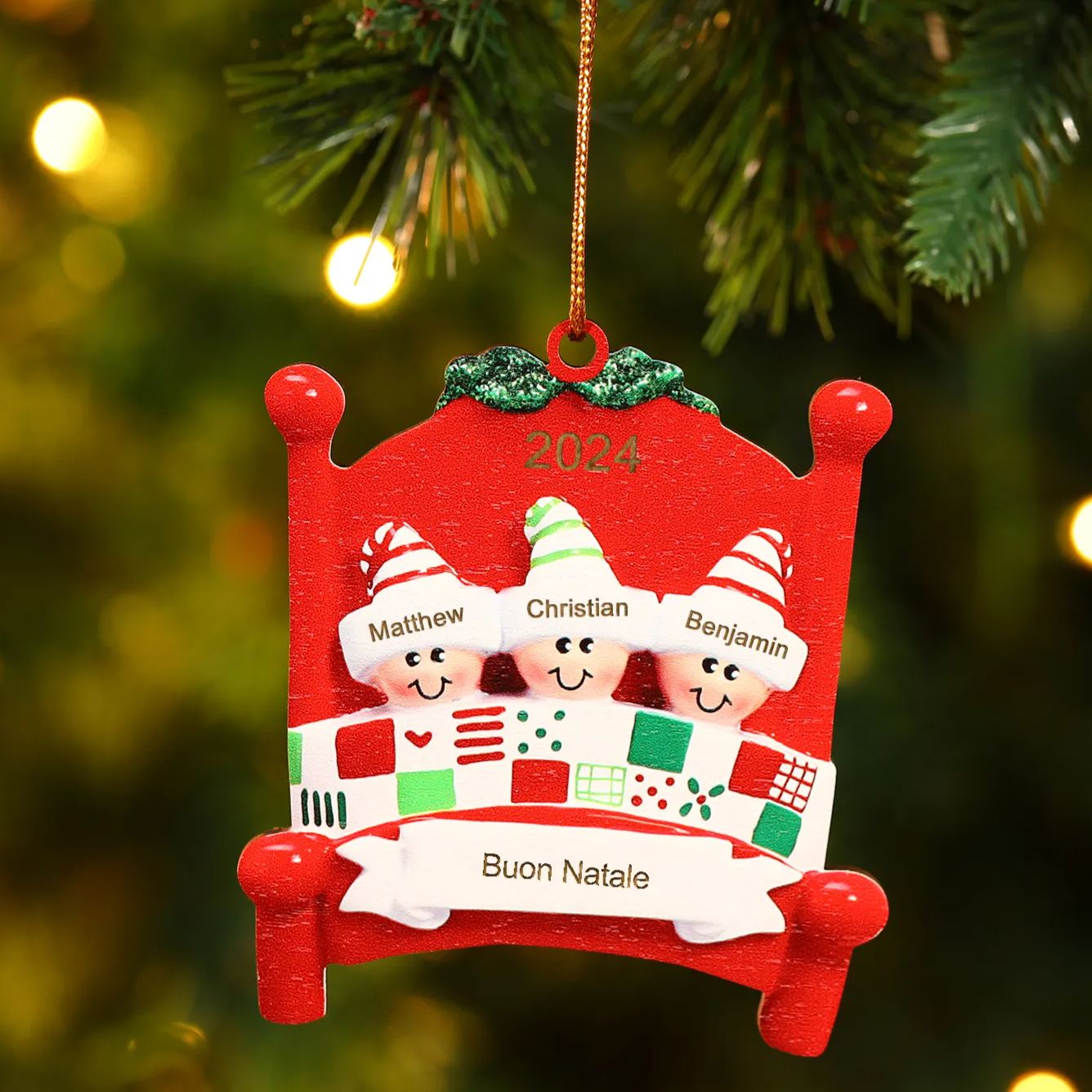 Decorazione Natalizia in Legno - Personalizza 3 Nomi, Testo e Data, Design Poltrona Accogliente, Regalo di Natale per Famiglia | Jessemade