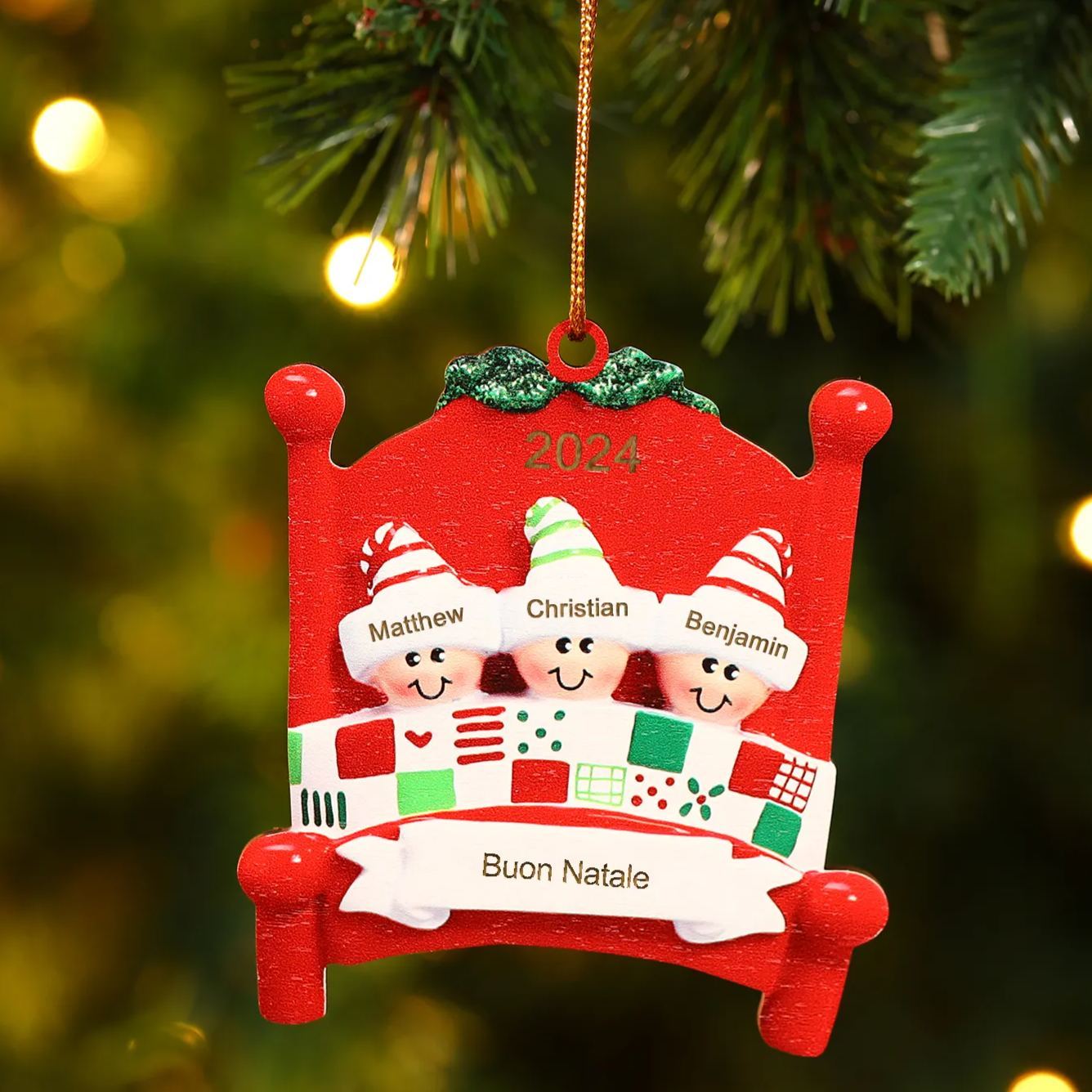 Decorazione Natalizia in Legno - Personalizza 3 Nomi, Testo e Data, Design Poltrona Accogliente, Regalo di Natale per Famiglia | Jessemade