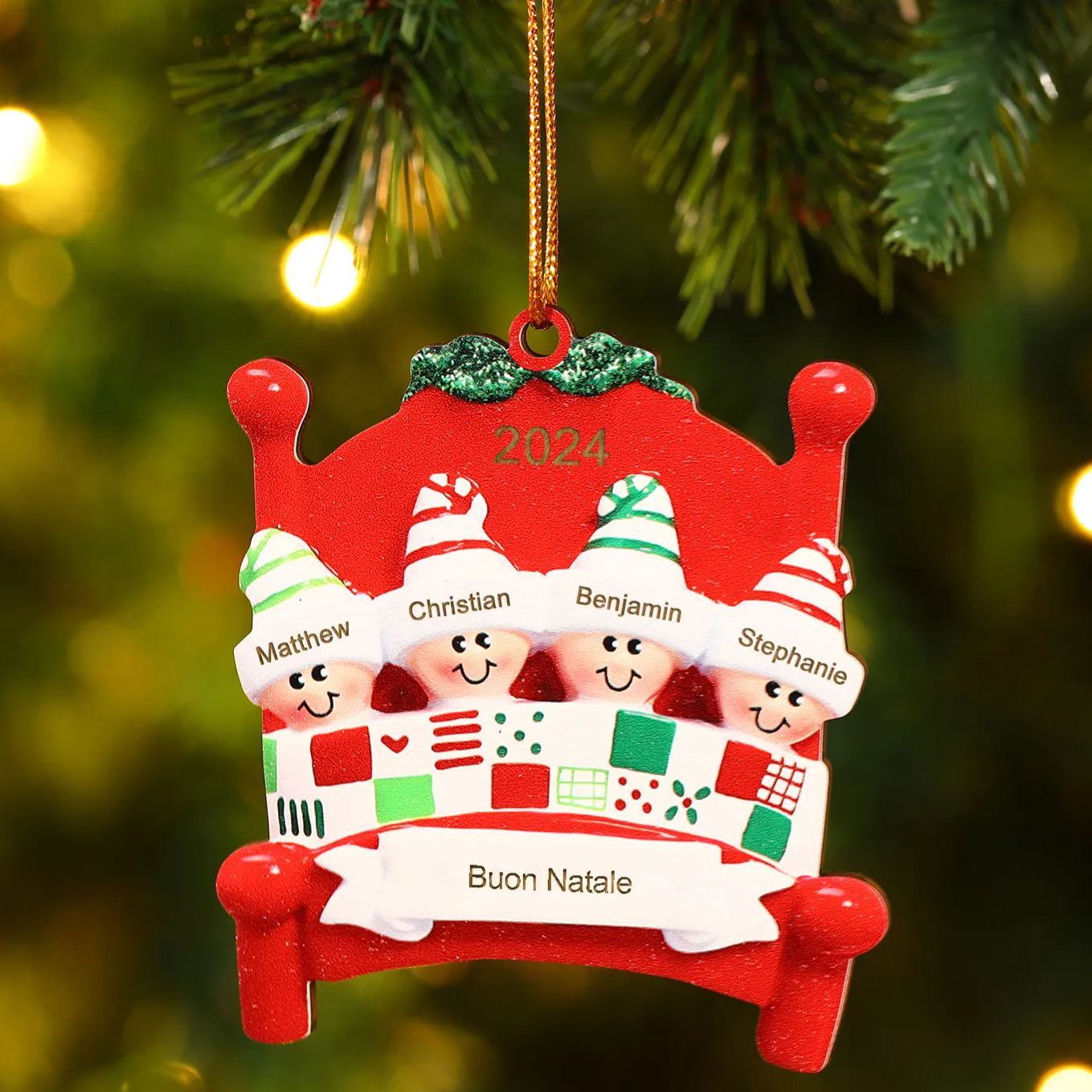 Decorazione Natalizia in Legno - Personalizza 4 Nomi, Testo e Data, Design Poltrona Accogliente, Regalo di Natale per Famiglia | Jessemade