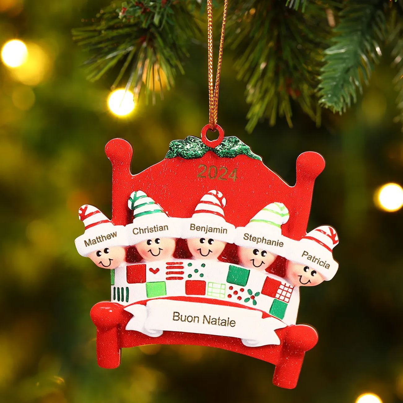 Decorazione Natalizia in Legno - Personalizza 5 Nomi, Testo e Data, Design Poltrona Accogliente, Regalo di Natale per Famiglia | Jessemade