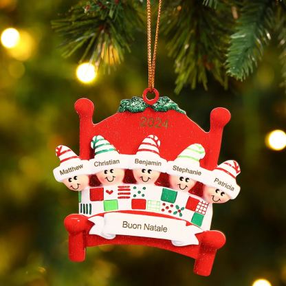 Decorazione Natalizia in Legno - Personalizza 5 Nomi, Testo e Data, Design Poltrona Accogliente, Regalo di Natale per Famiglia | Jessemade