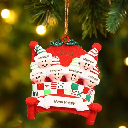 Decorazione Natalizia in Legno - Personalizza 6 Nomi, Testo e Data, Design Poltrona Accogliente, Regalo di Natale per Famiglia | Jessemade