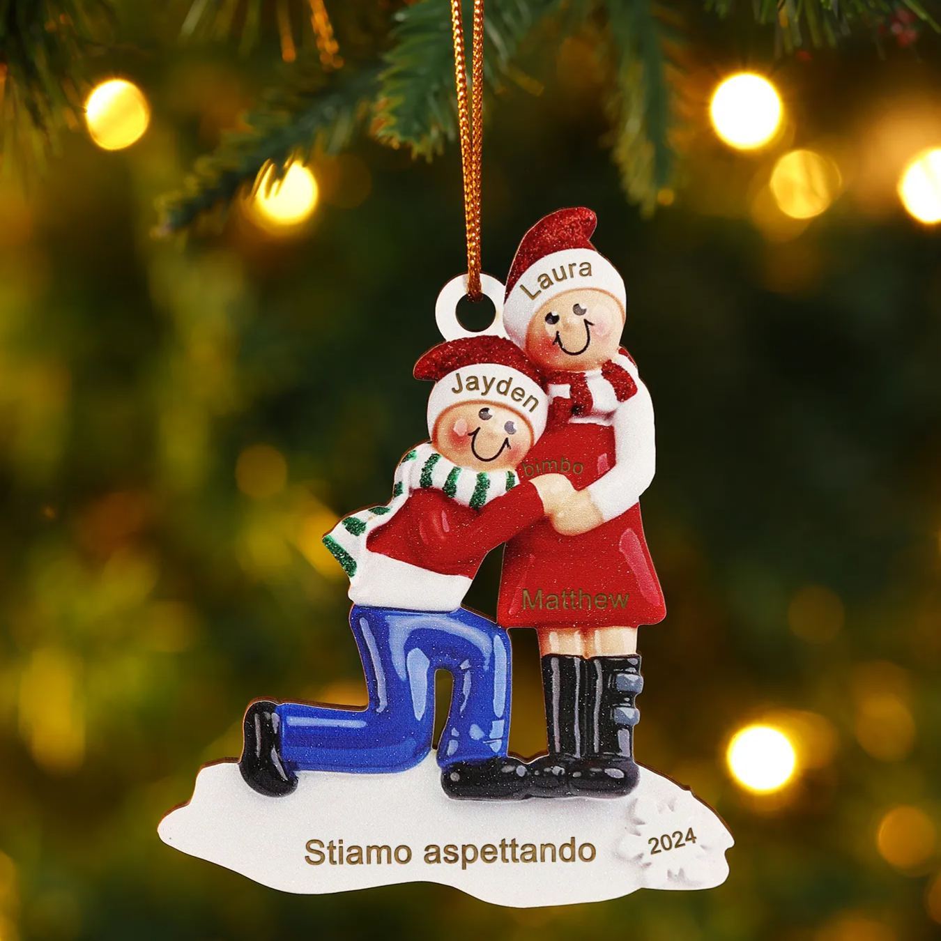 Decorazione Natalizia Personalizzata in Legno - Possibilità di Personalizzare 3 Nomi, 1 Testo e 1 Data, Coppia in Attesa di un Bebè con Design Festivo, Regalo di Natale per Famiglie | Jessemade