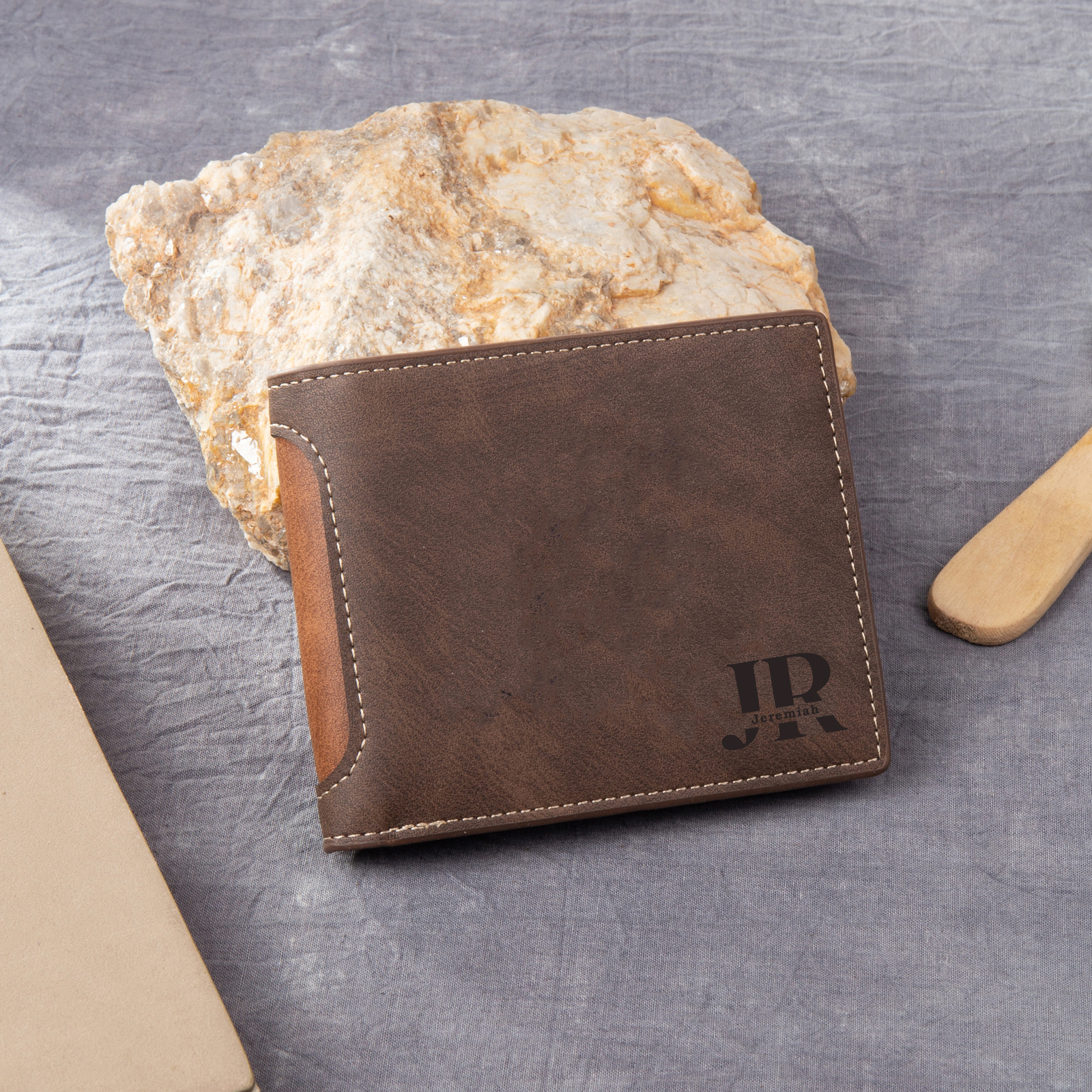 Portafoglio bifold in pelle personalizzato con foto incisa e nome o iniziali