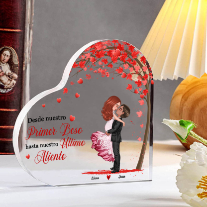 Placa de acrílico en forma de corazón de pareja abrazada con 2 nombres y figuras personalizados | Jessemade