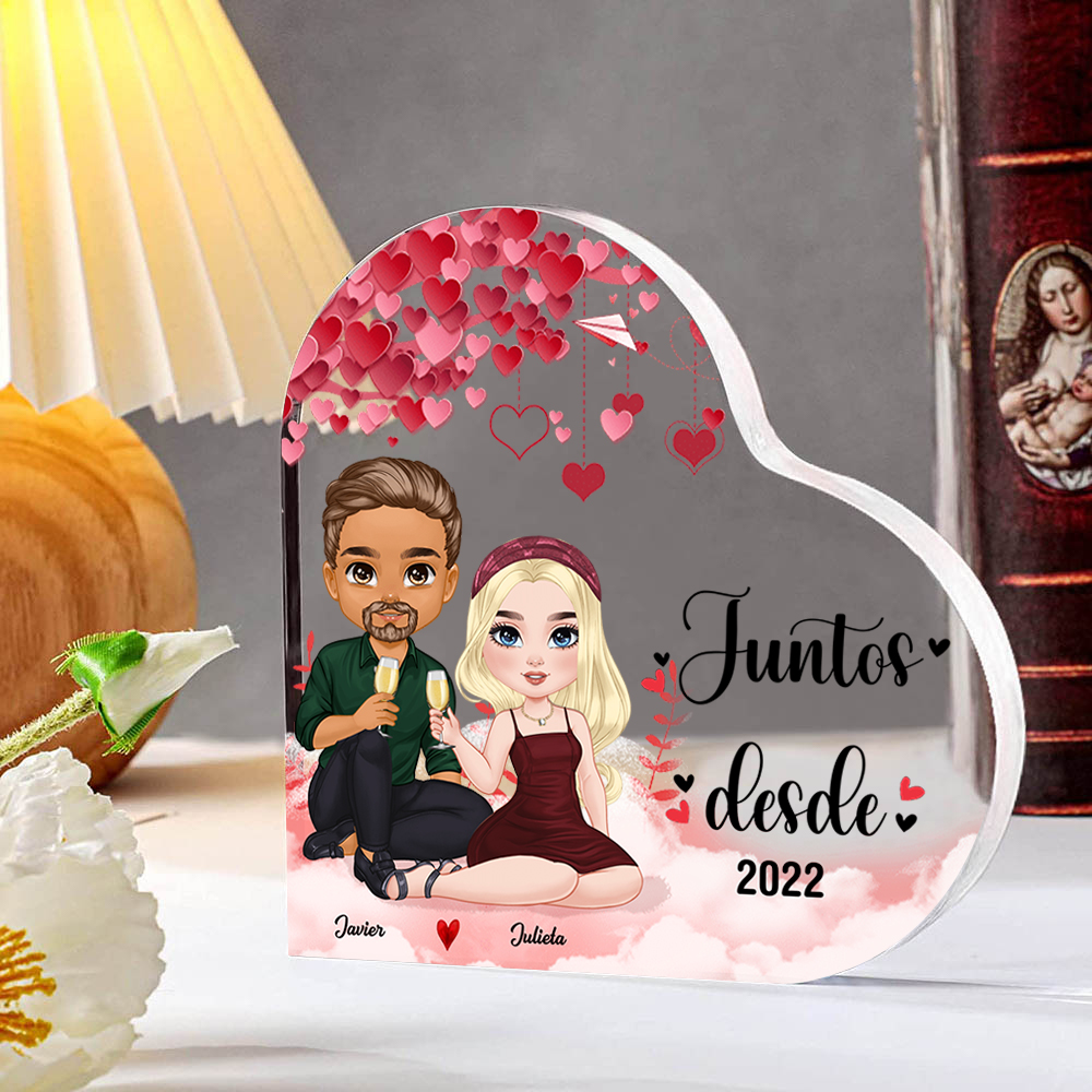 Placa de acrílico en forma de corazón de pareja sentada brindando con 2 nombres, figuras y año personalizados | Jessemade