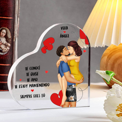 Placa de acrílico en forma de corazón de pareja abrazando con 2 nombres y figuras personalizados | Jessemade